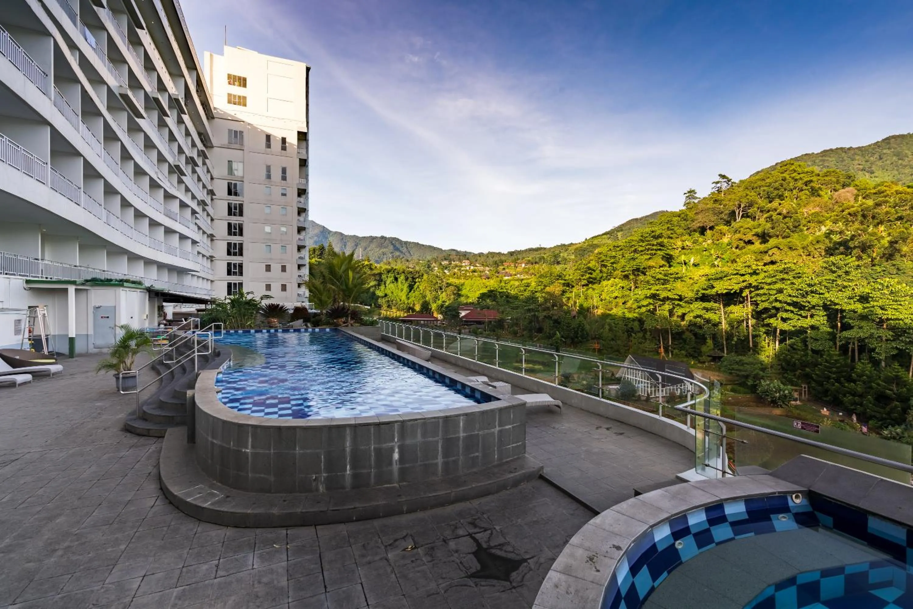 Swimming pool in Le Eminence Puncak Hotel Convention & Resort