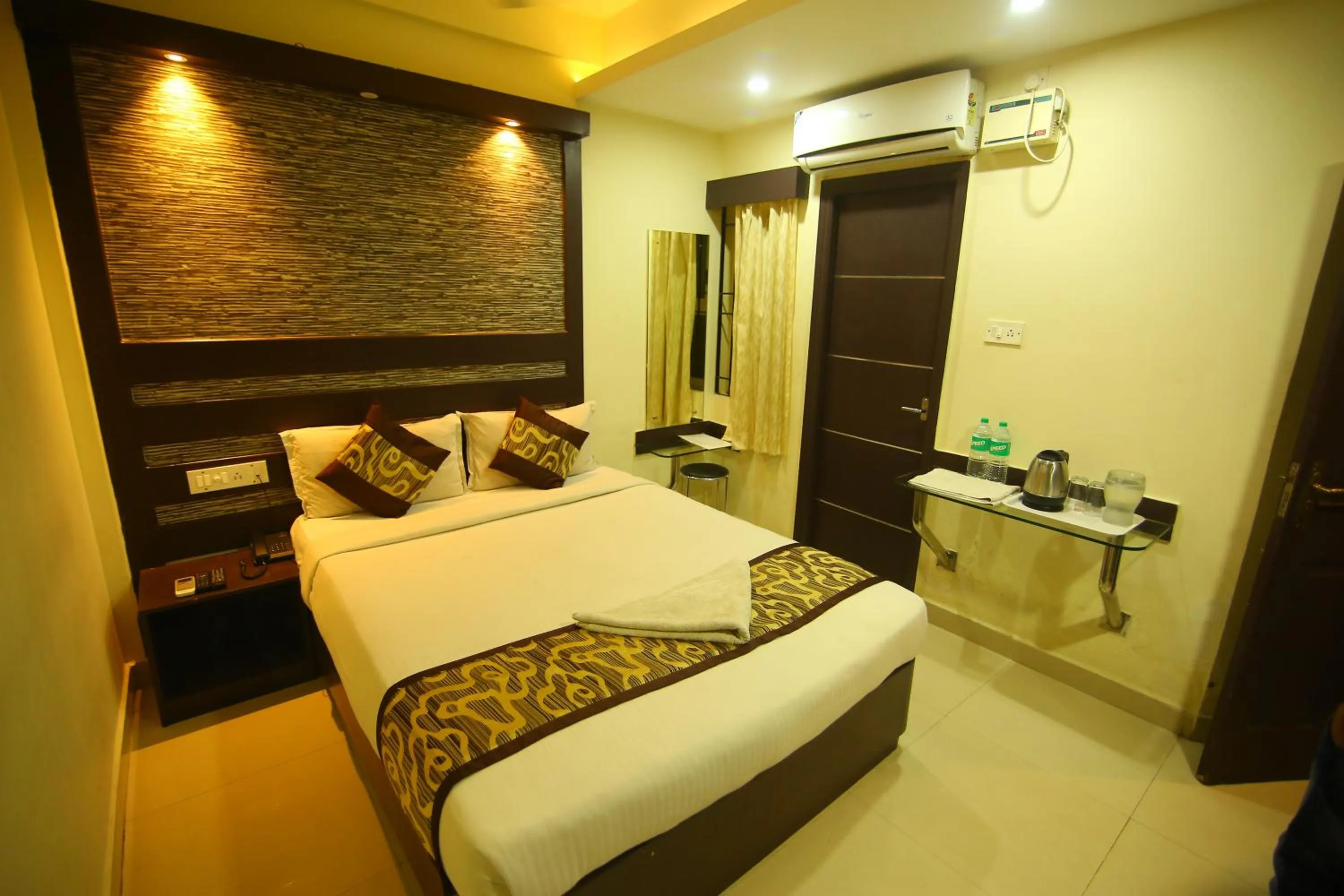 Photo of the whole room, Bed in Hotel White Mount