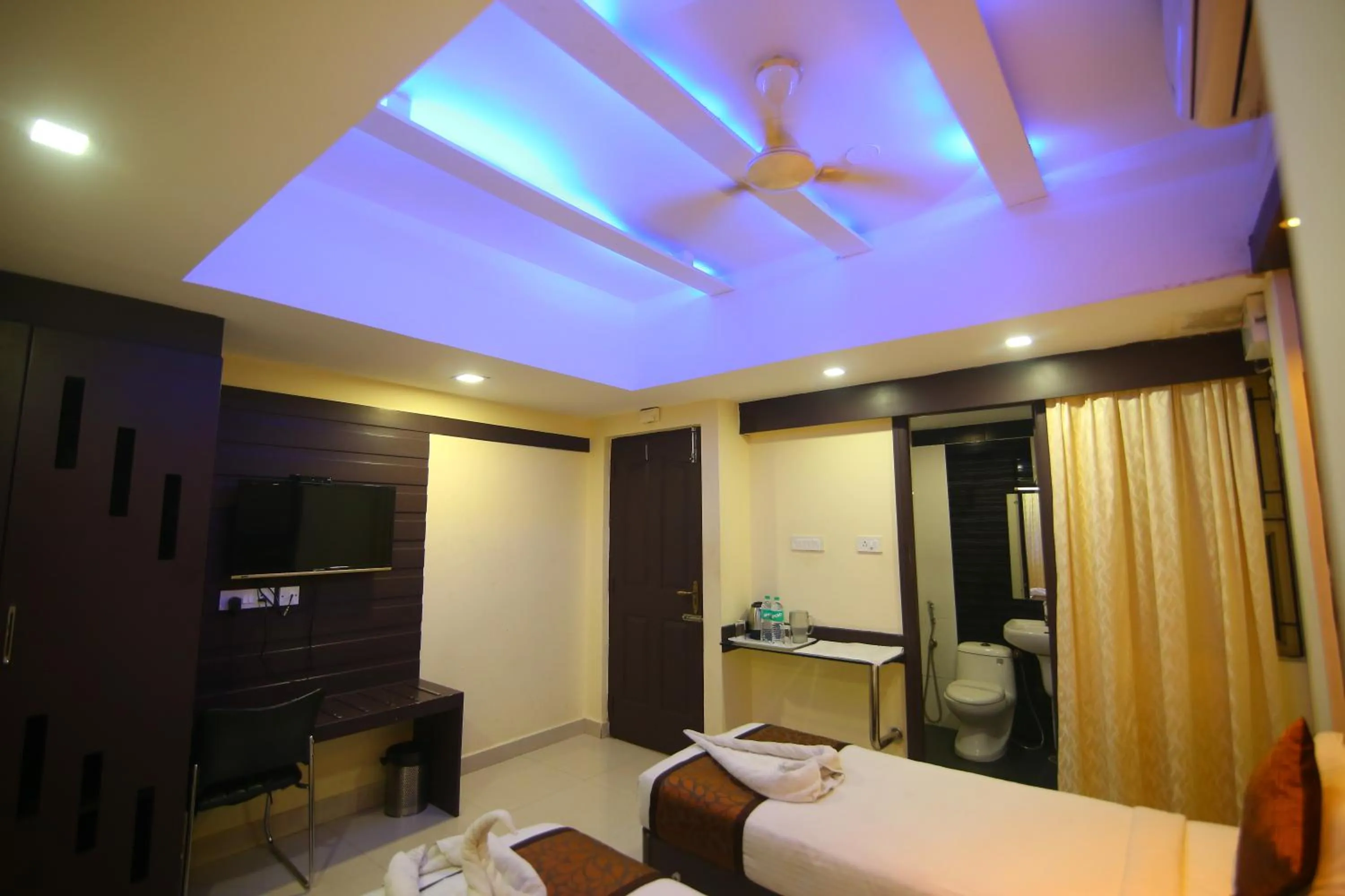 Communal lounge/ TV room, Bed in Hotel White Mount