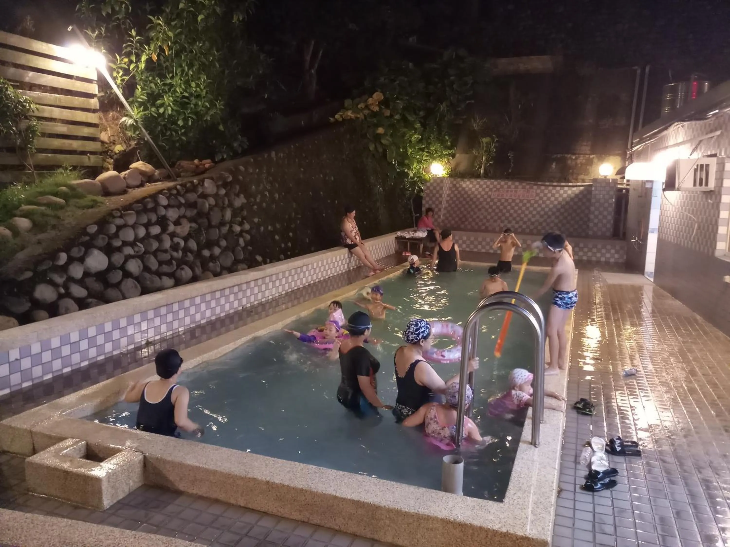 Swimming pool in Puti Commercial Hotel