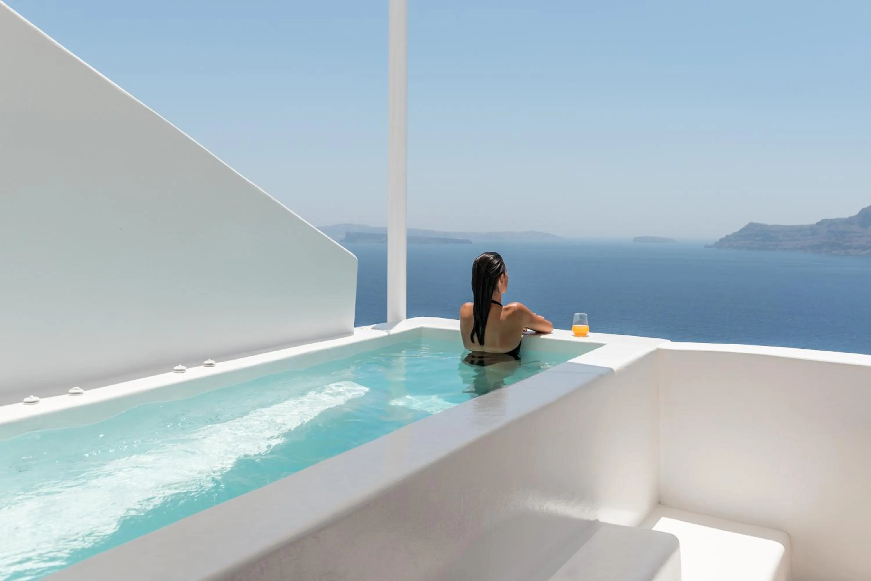 Swimming pool in Aspaki by Art Maisons