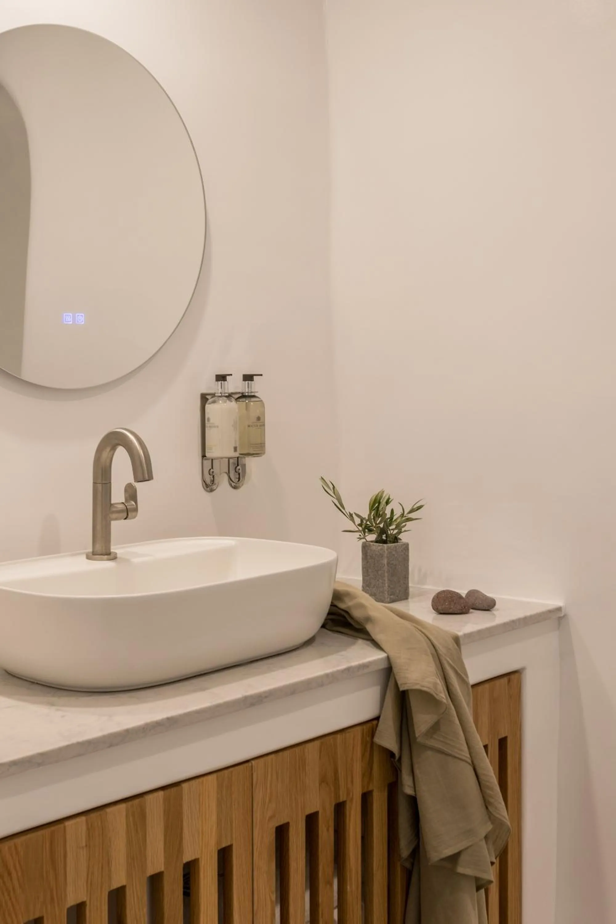 Bathroom in Aspaki by Art Maisons