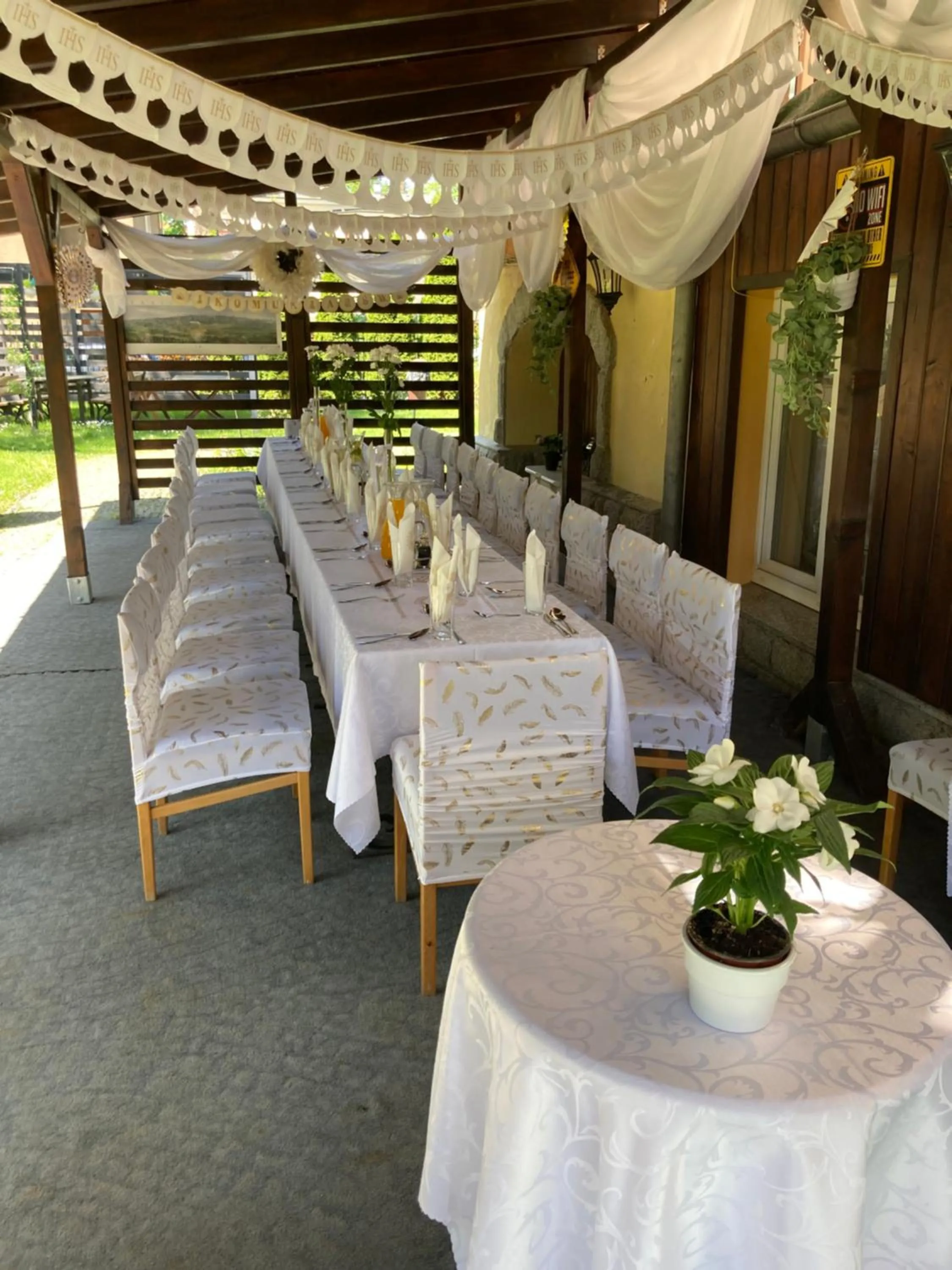 Restaurant/places to eat in Hotel Bella