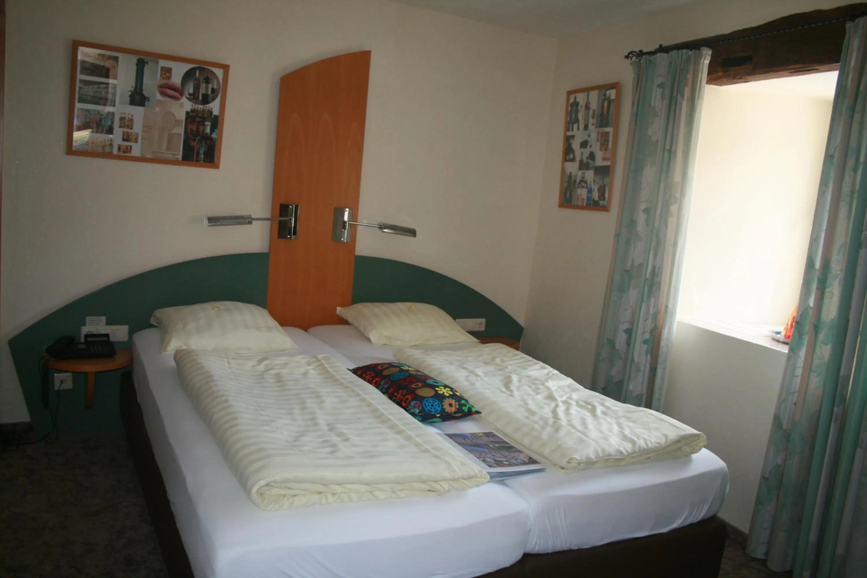 Bed in Logis Gourmet & Relax Wellness Hotel De La Sure