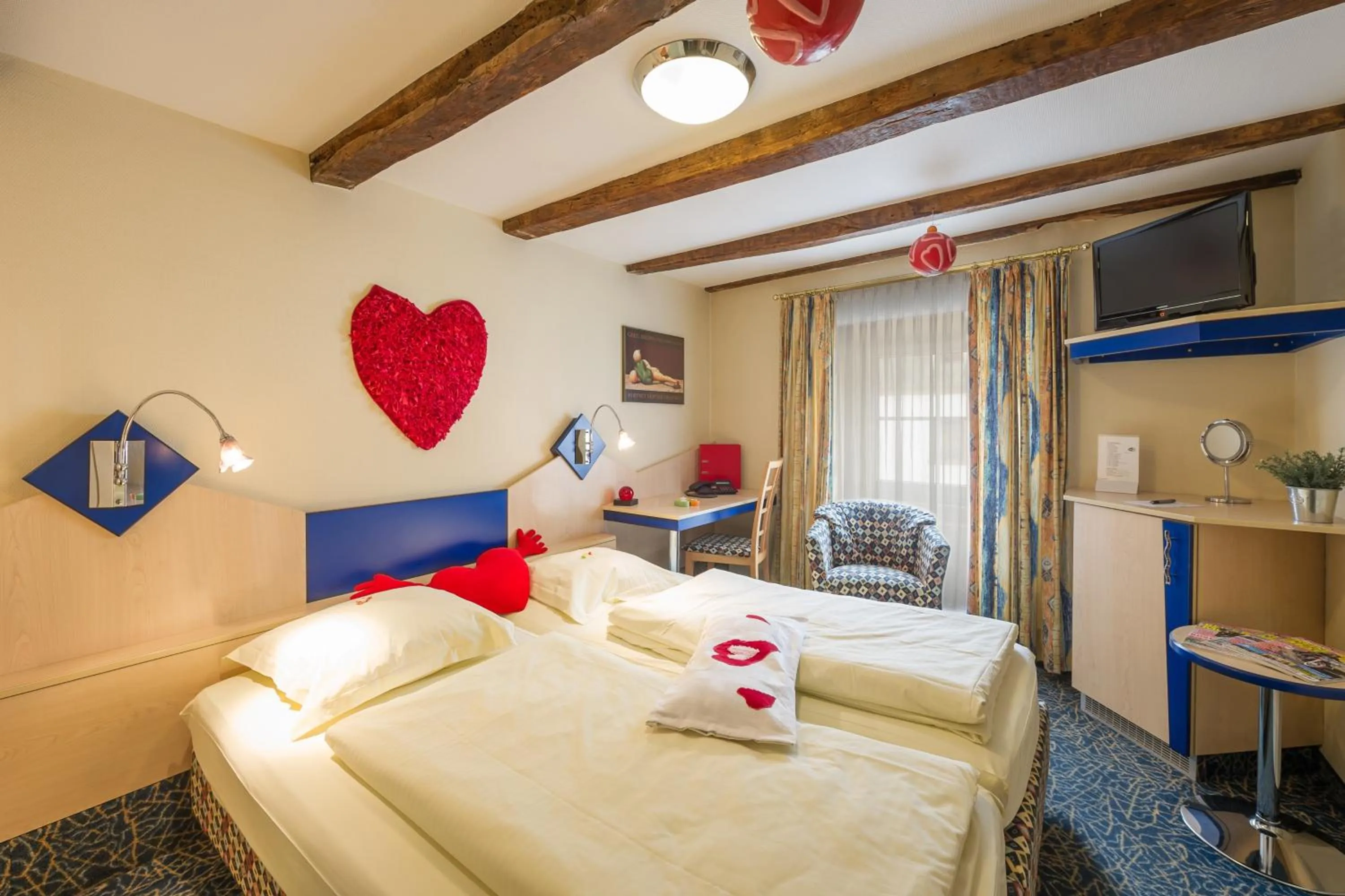 Photo of the whole room, Bed in Logis Gourmet & Relax Wellness Hotel De La Sure