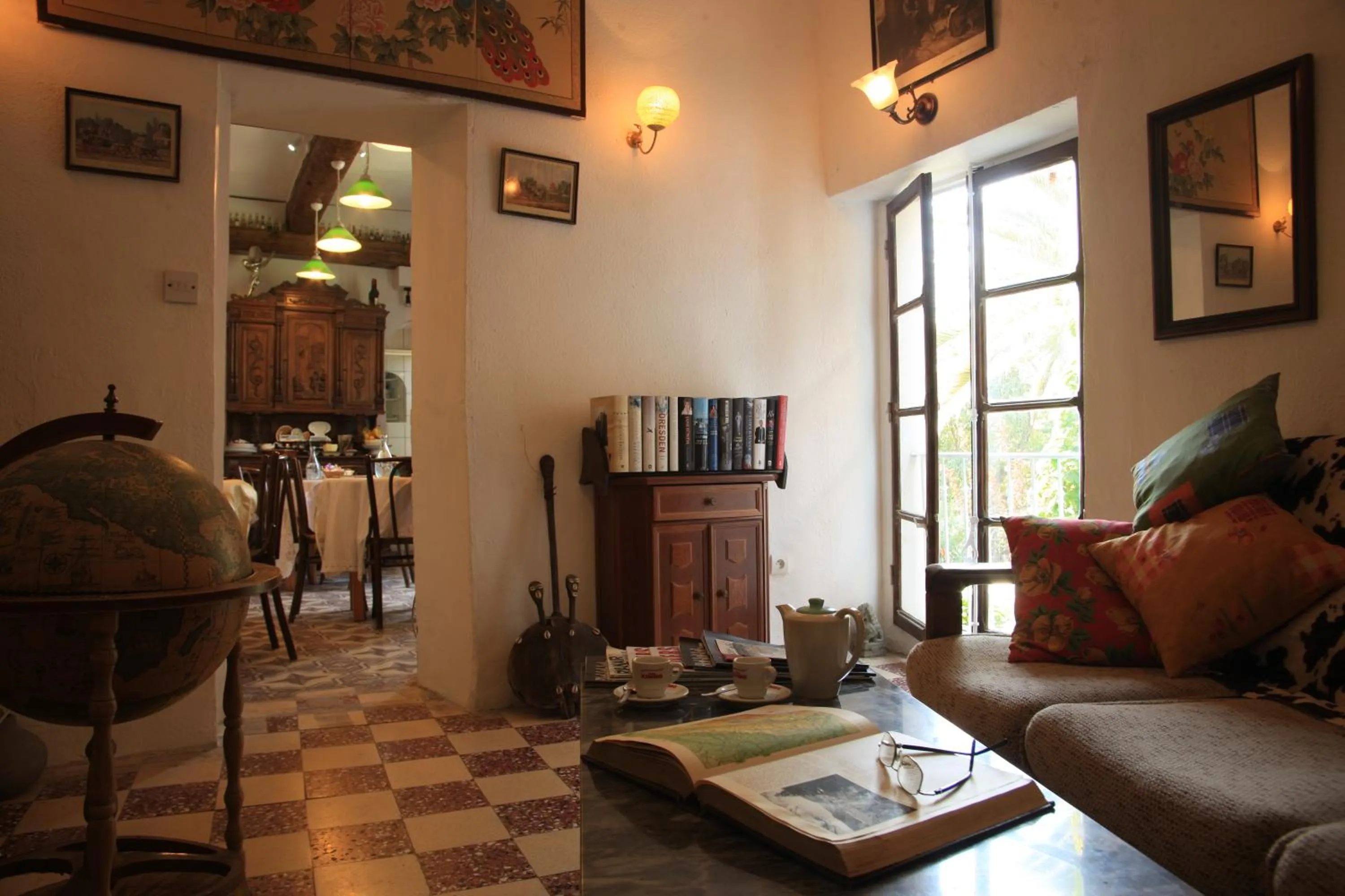 Library in Maison De L'Orb