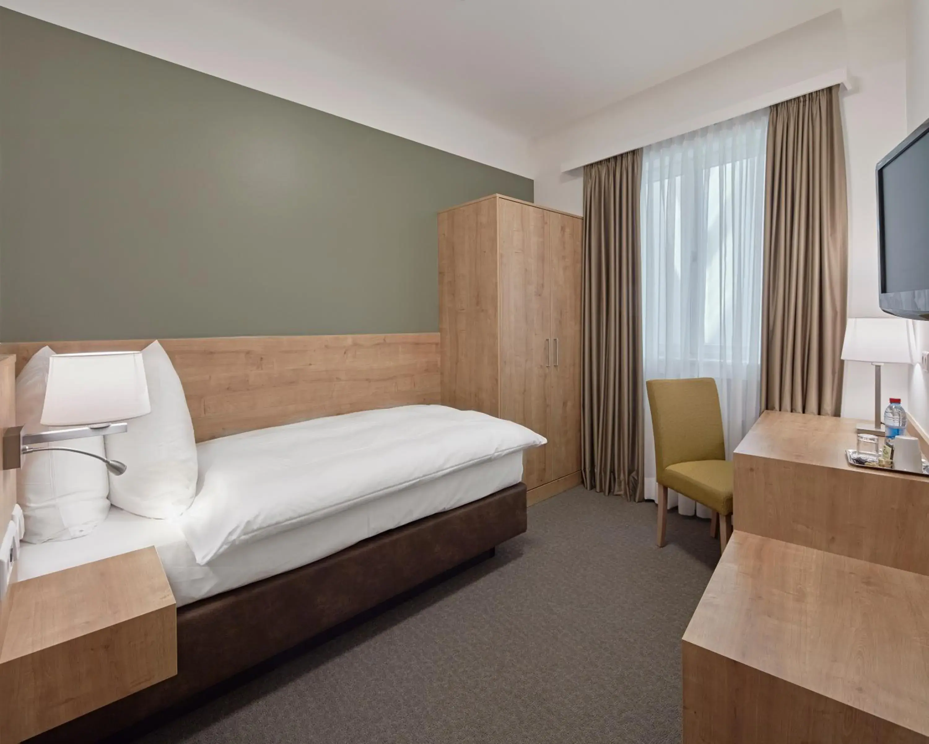 Comfort Triple Room with Shower in City Hotel Comfort Triple Room with Shower in City Hotel