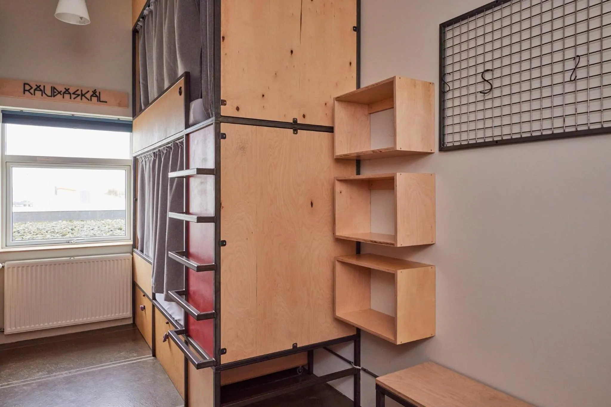 Photo of the whole room in Midgard Base Camp