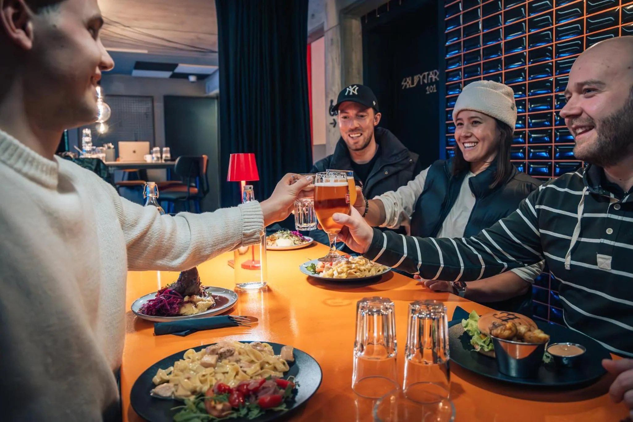 Restaurant/places to eat in Midgard Base Camp