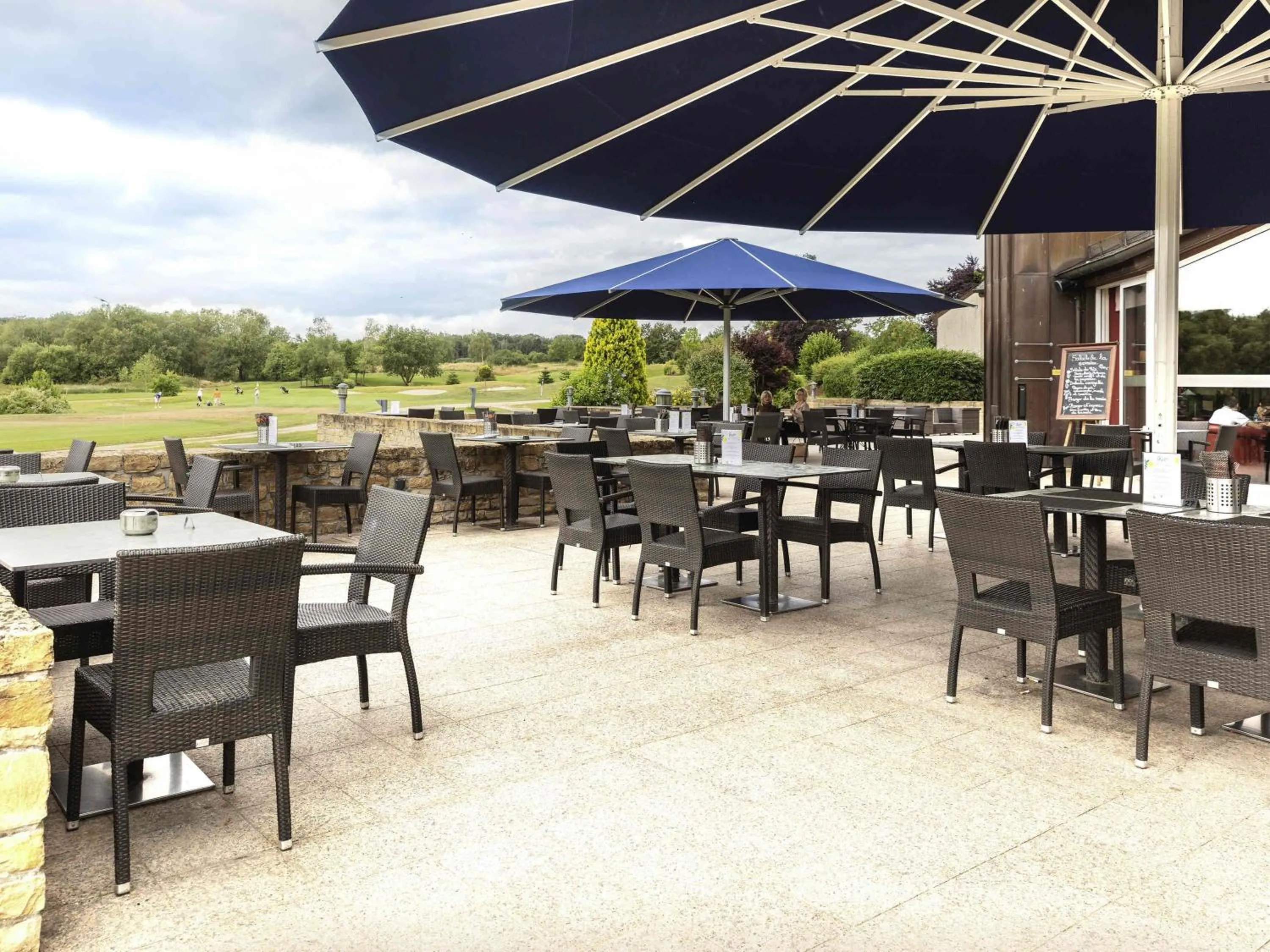 Lounge or bar in Mercure Luxembourg Kikuoka Golf & Spa