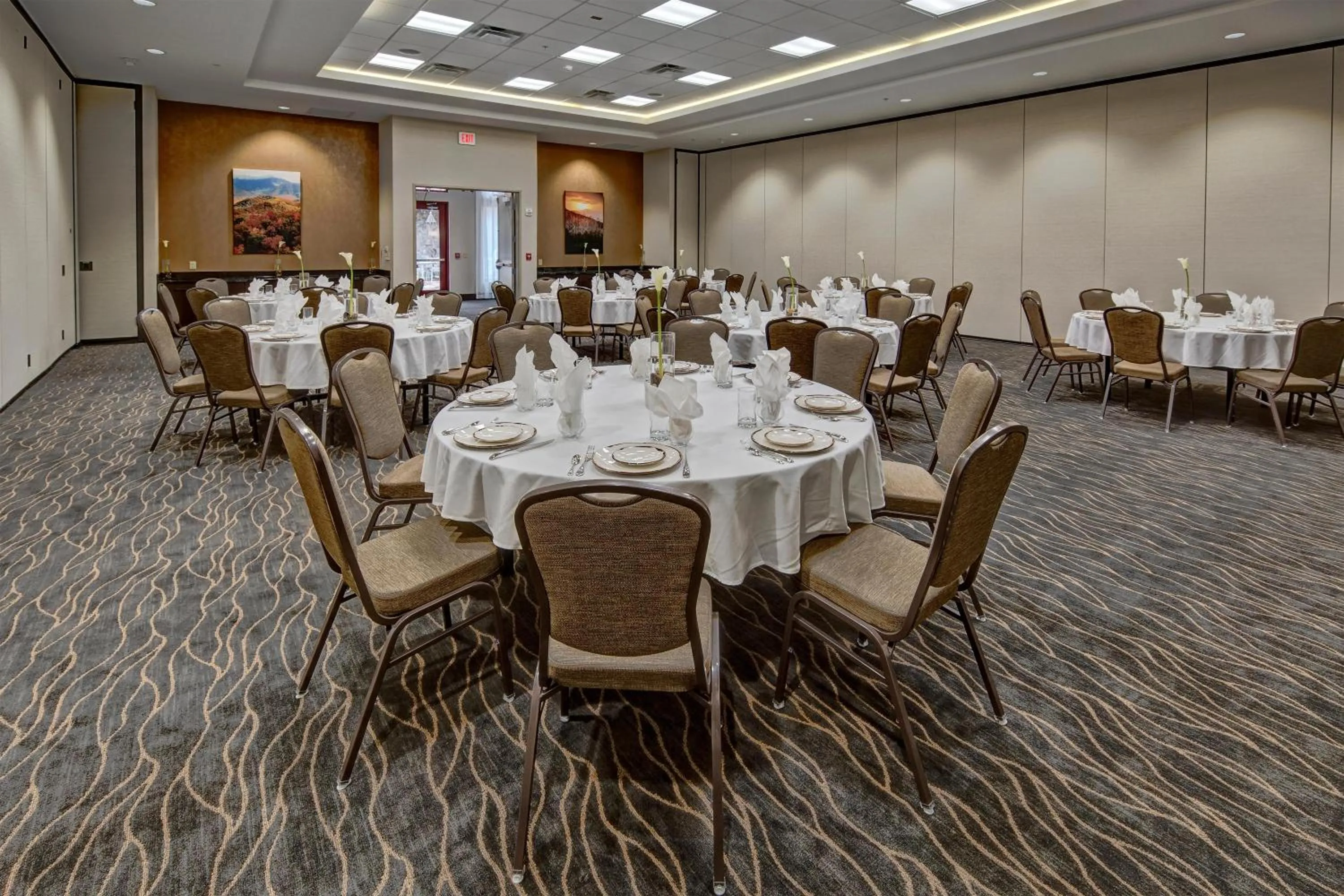 Dining area in Black Fox Lodge Pigeon Forge, Tapestry Collection by Hilton