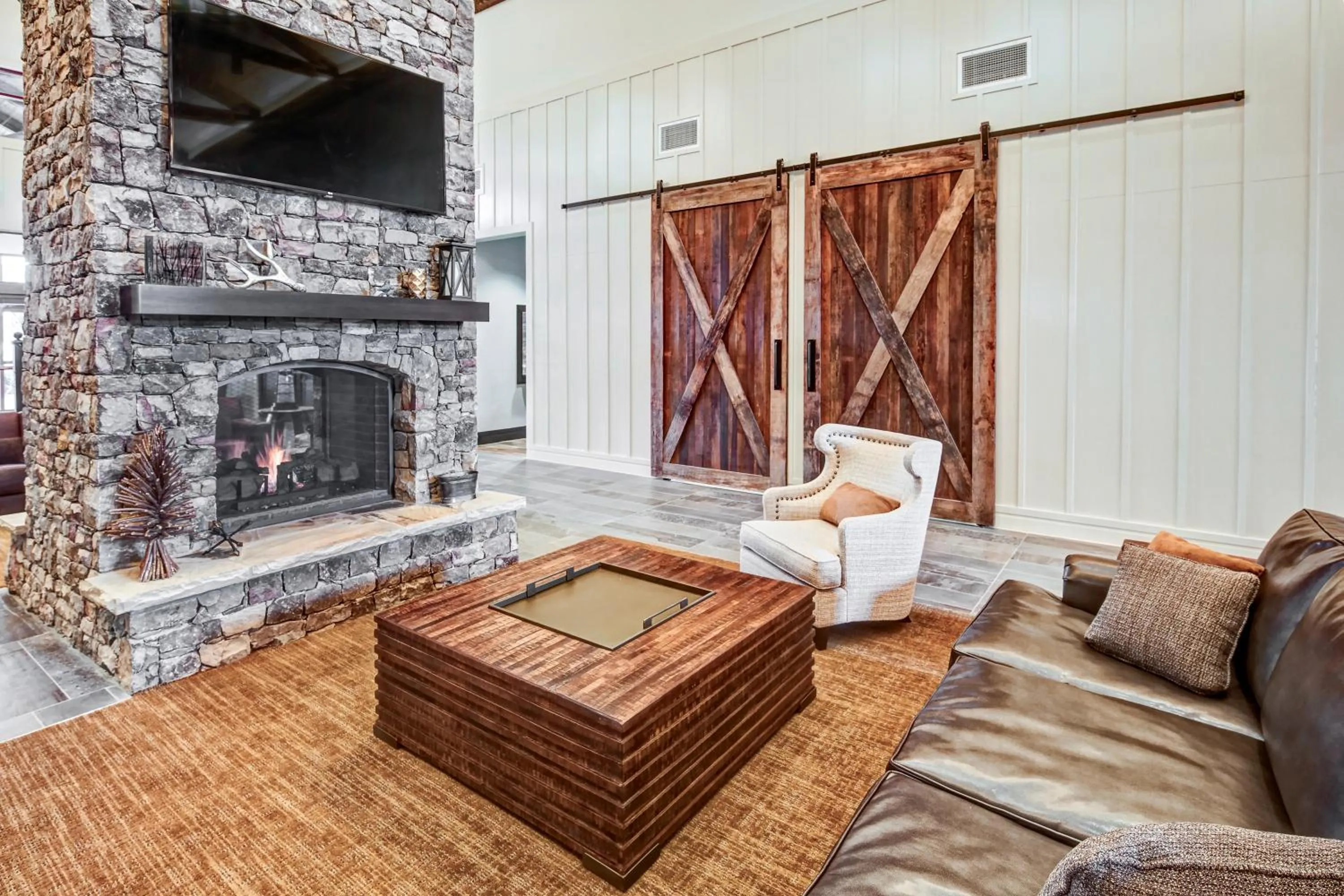 Lobby or reception in Black Fox Lodge Pigeon Forge, Tapestry Collection by Hilton