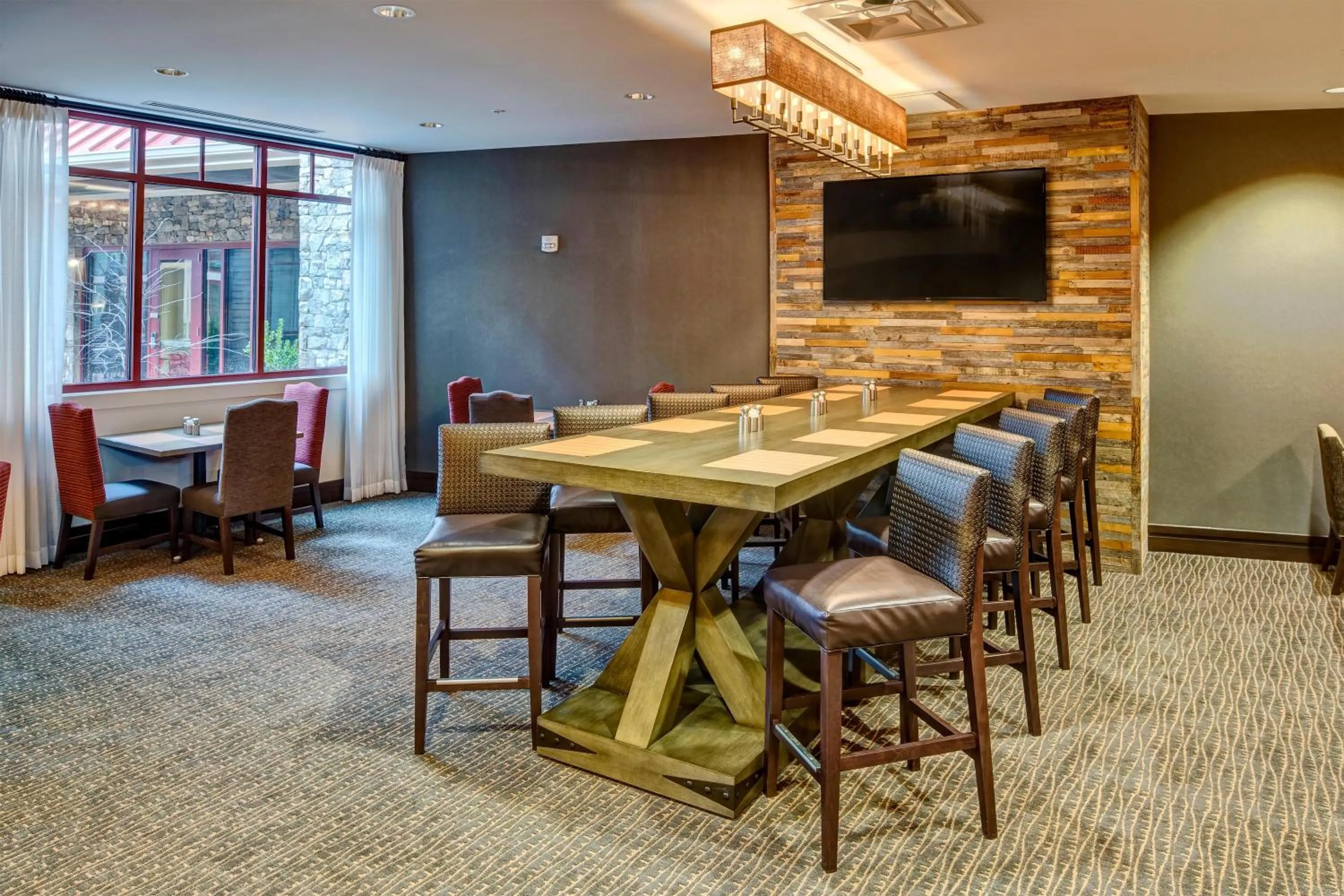 Lounge or bar in Black Fox Lodge Pigeon Forge, Tapestry Collection by Hilton