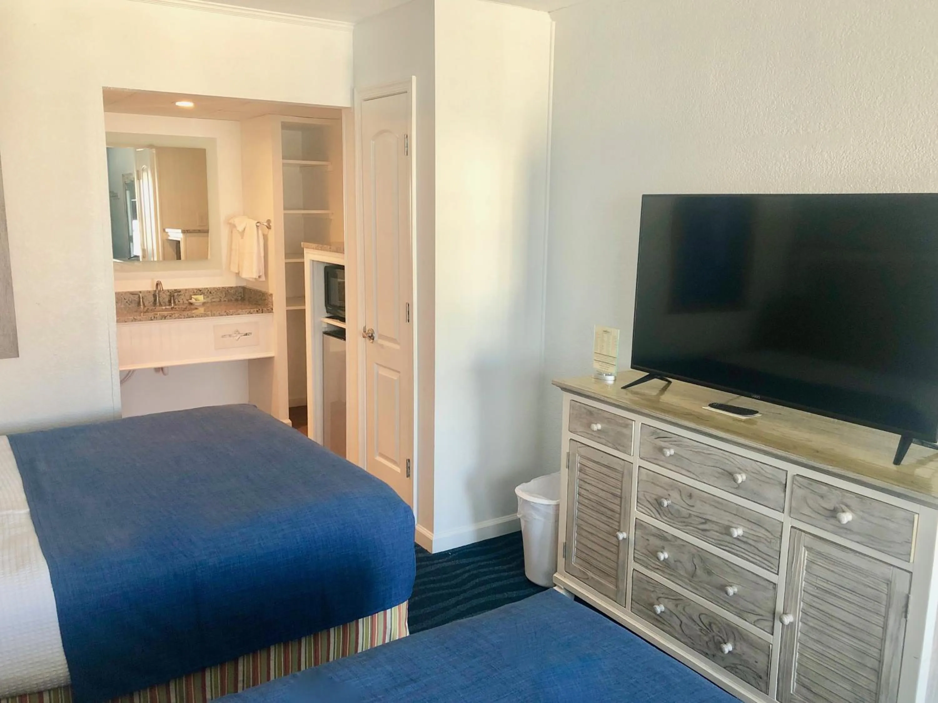Queen Room with Pool View - Third Floor  in Beach View Hotel