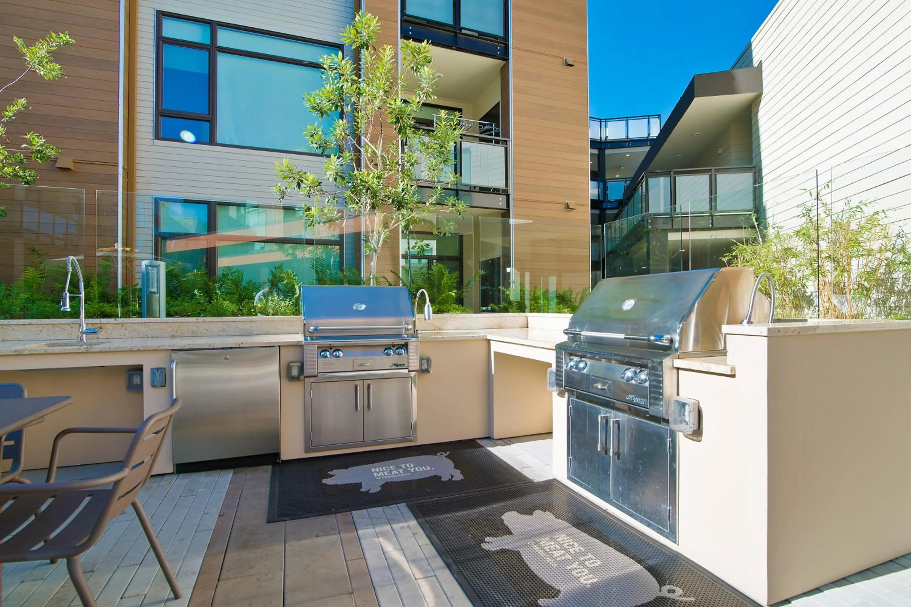 BBQ facilities in Global Luxury Suites at Downtown Mountain View