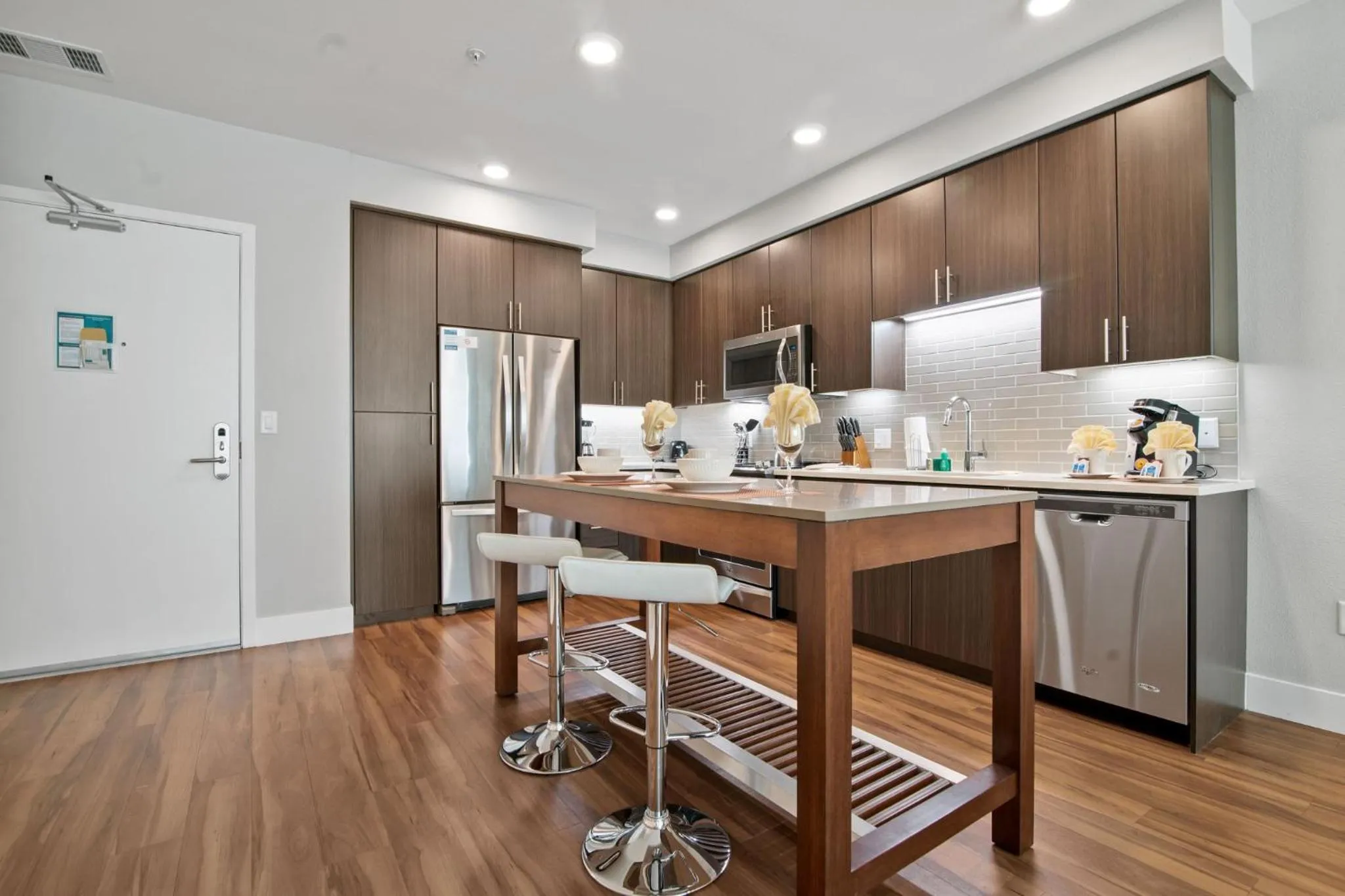 Kitchen or kitchenette in Global Luxury Suites at Downtown Mountain View