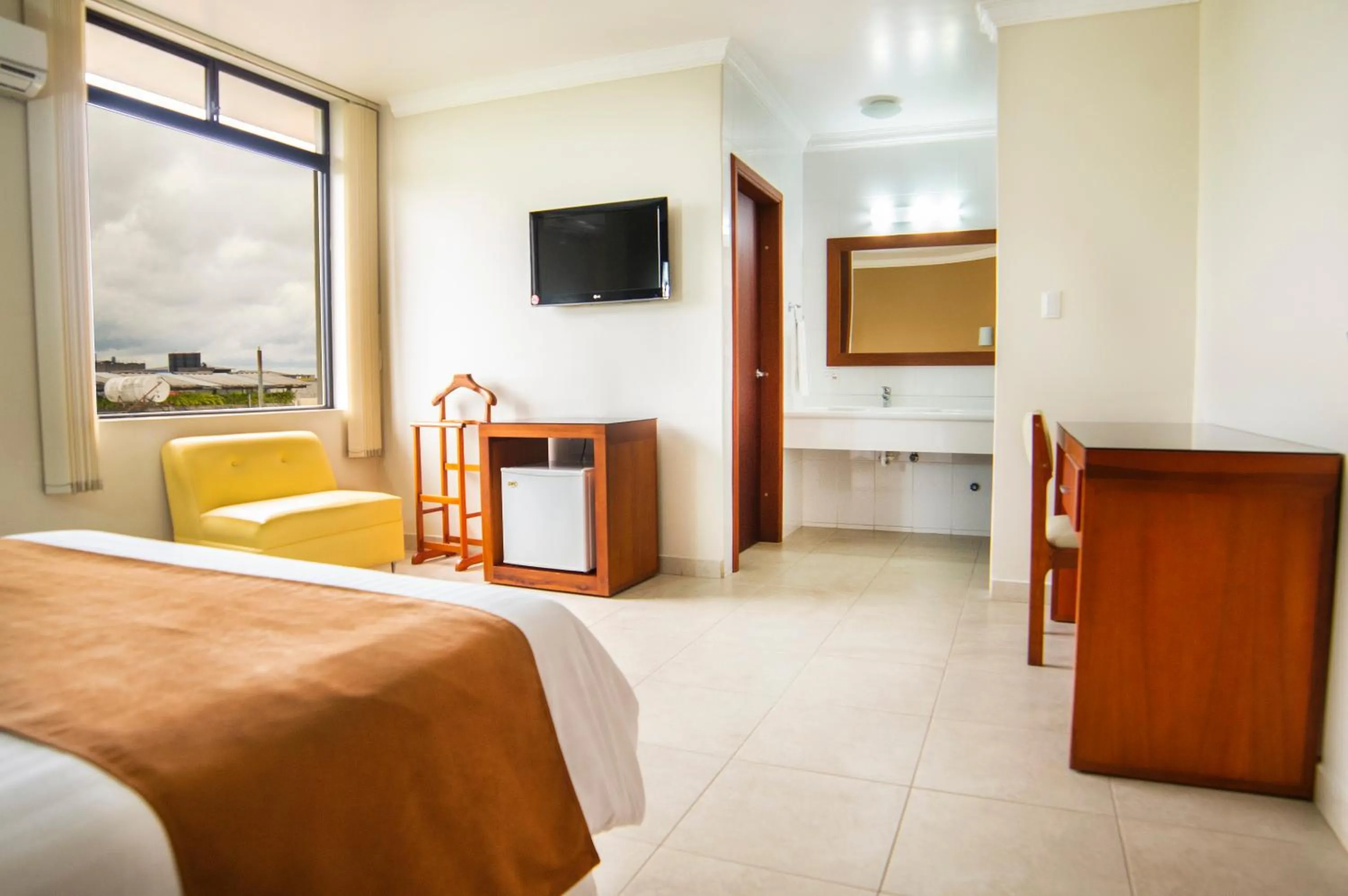 Photo of the whole room, Bed in Gran Hotel De Lago - Lago Agrio