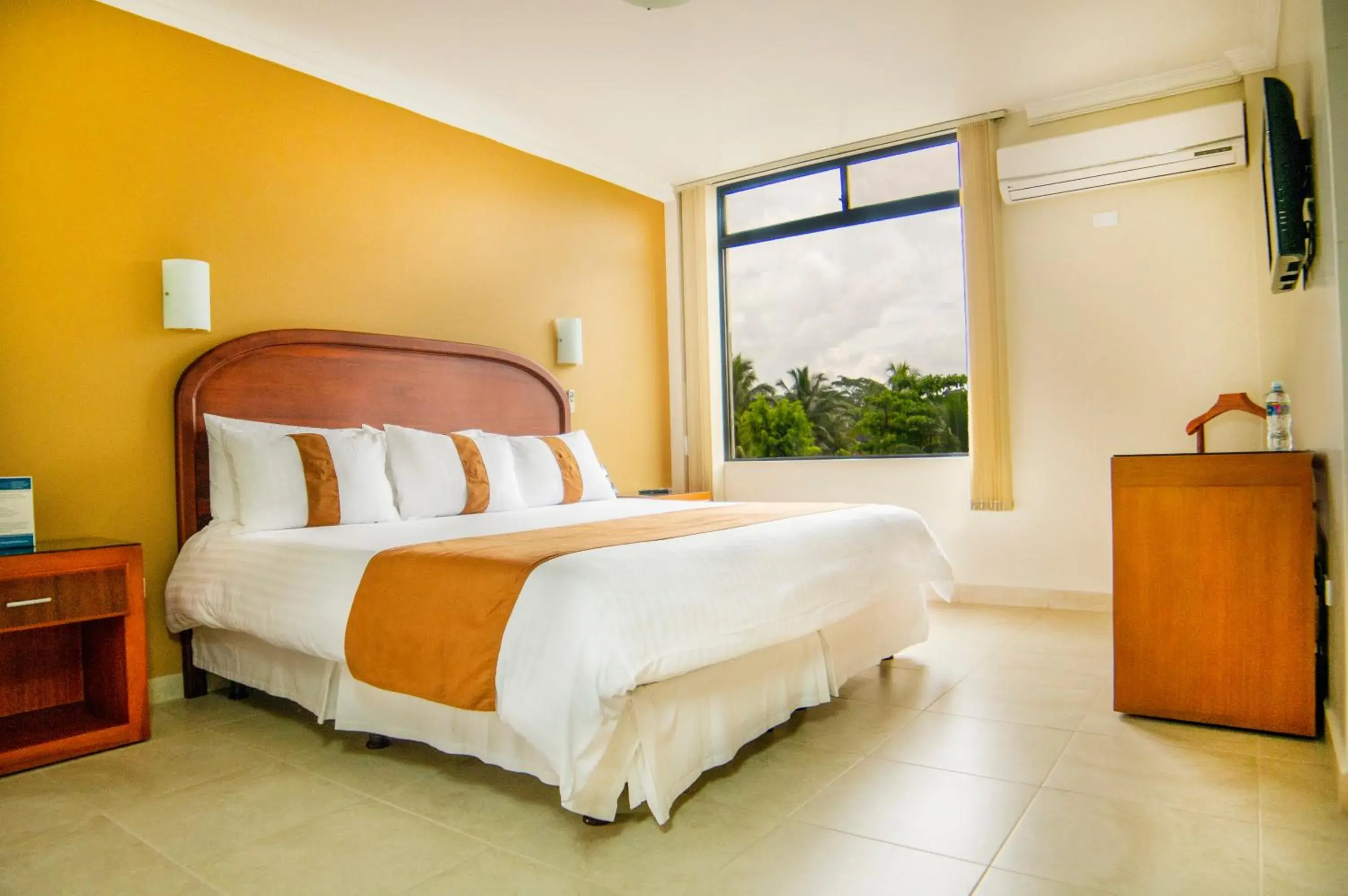 Superior King Suite - single occupancy in Gran Hotel De Lago - Lago Agrio Superior King Suite - single occupancy in Gran Hotel De Lago - Lago Agrio