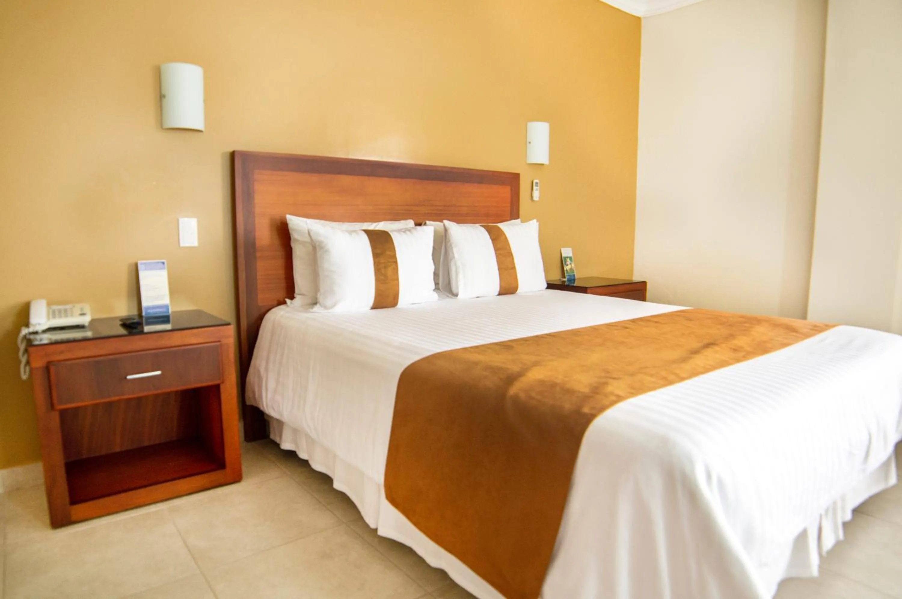 Photo of the whole room, Bed in Gran Hotel De Lago - Lago Agrio