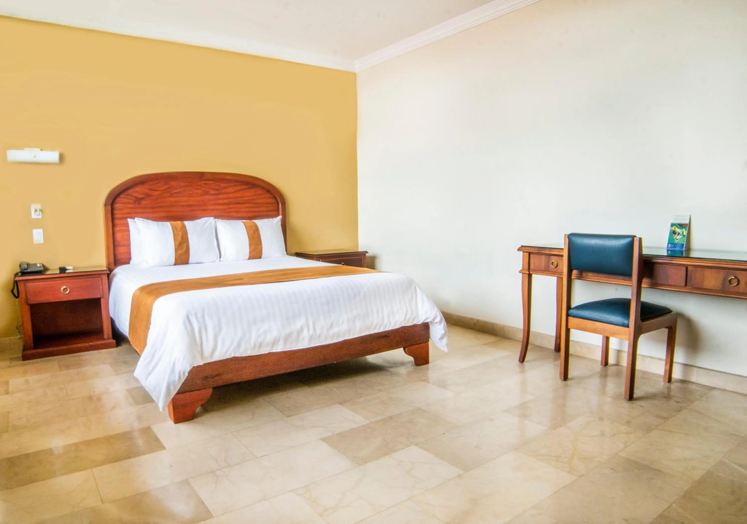 Bedroom, Bed in Gran Hotel De Lago - Lago Agrio