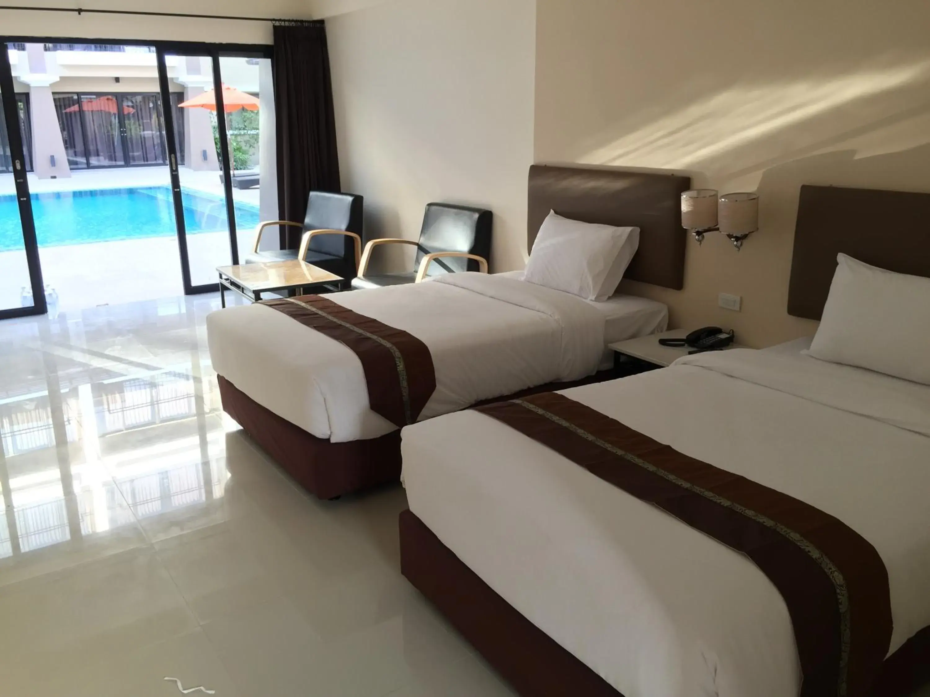Swimming pool, Bed in Summer Tree Hotel