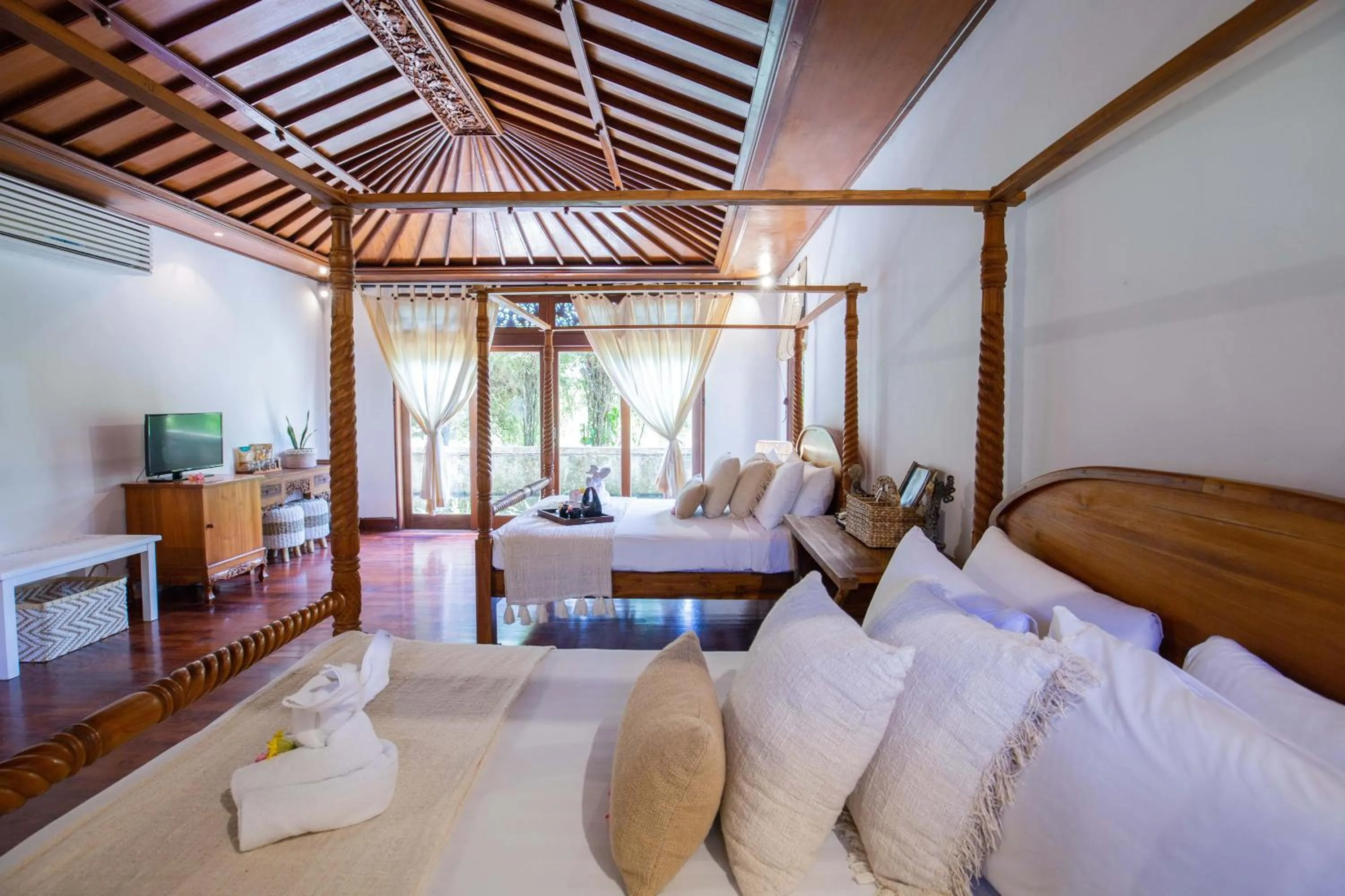 Photo of the whole room, Bed in Vision Villa Resort