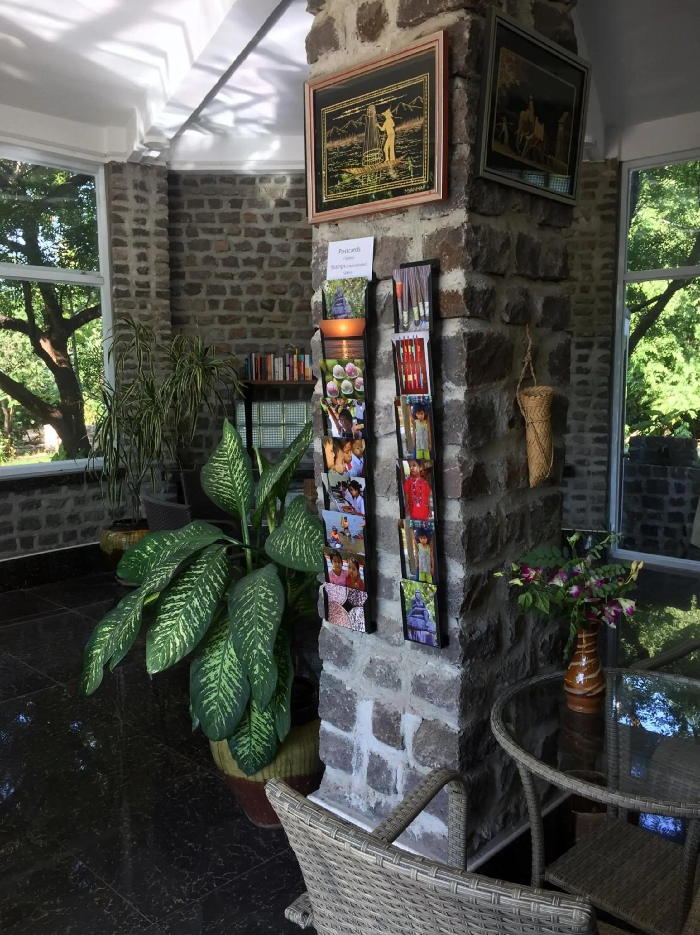 Communal lounge/ TV room in Lei Thar Gone Guest House