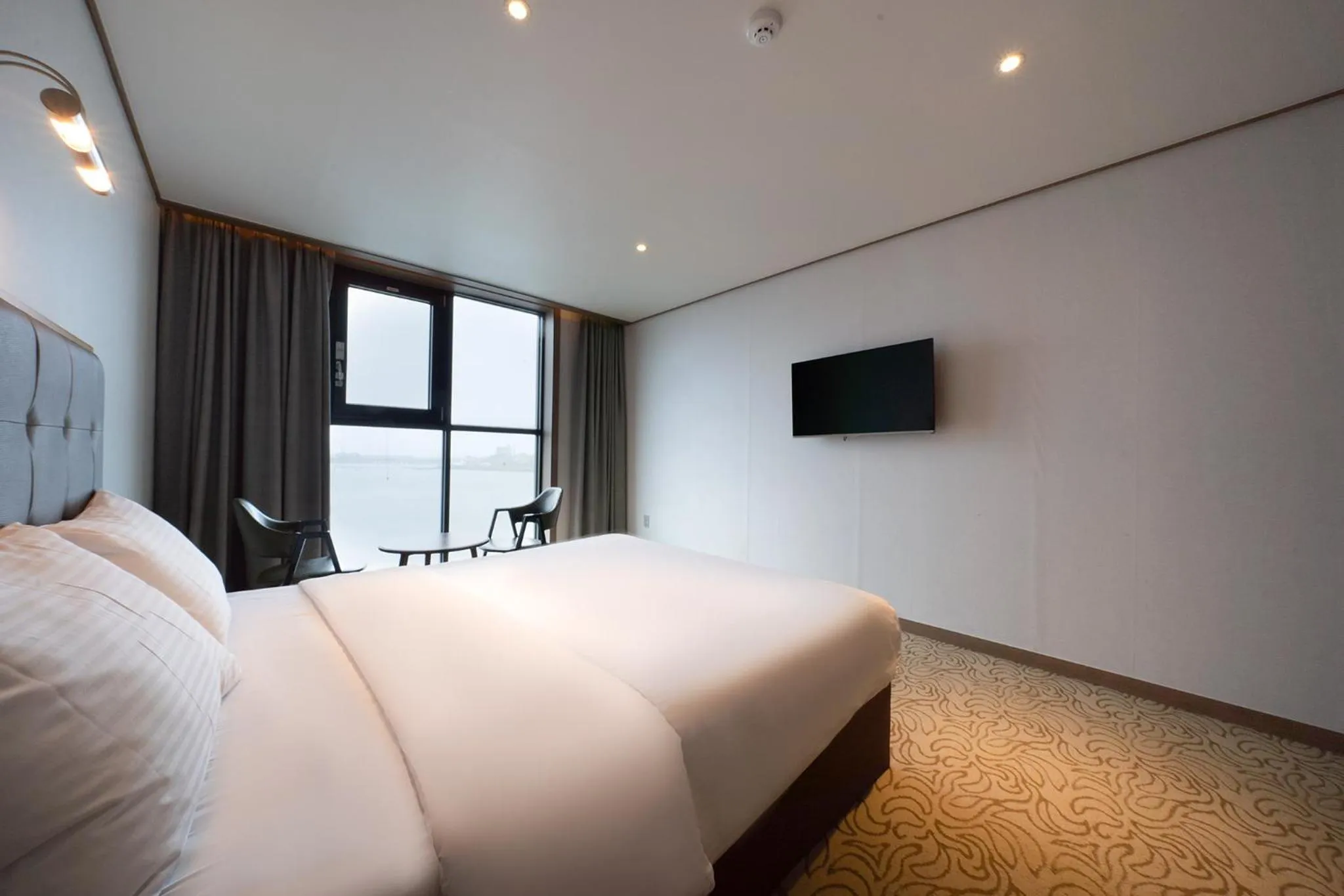 Photo of the whole room, Bed in Sunrise Hotel Seongsan