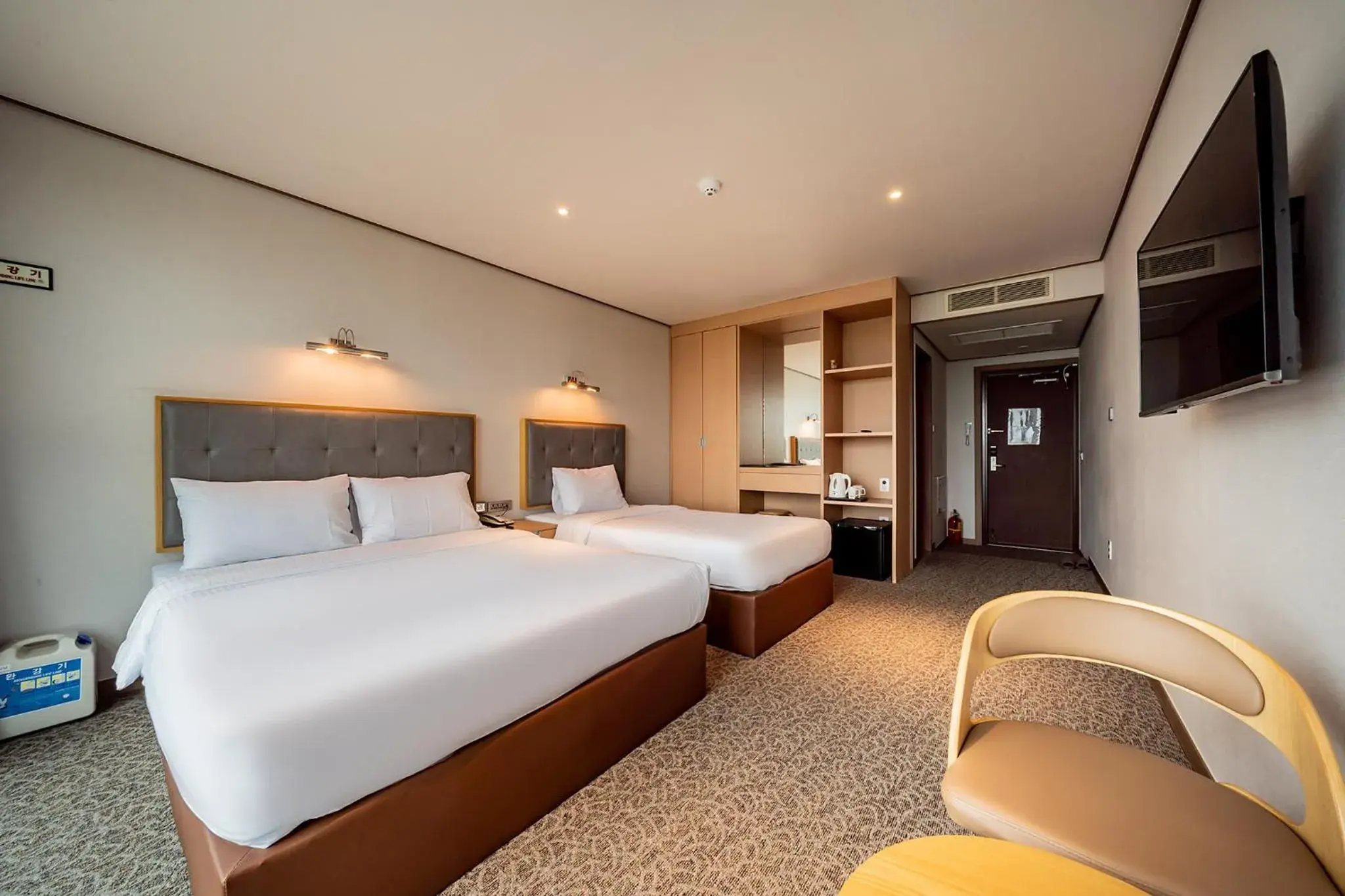 Photo of the whole room, Bed in Sunrise Hotel Seongsan Photo of the whole room, Bed in Sunrise Hotel Seongsan