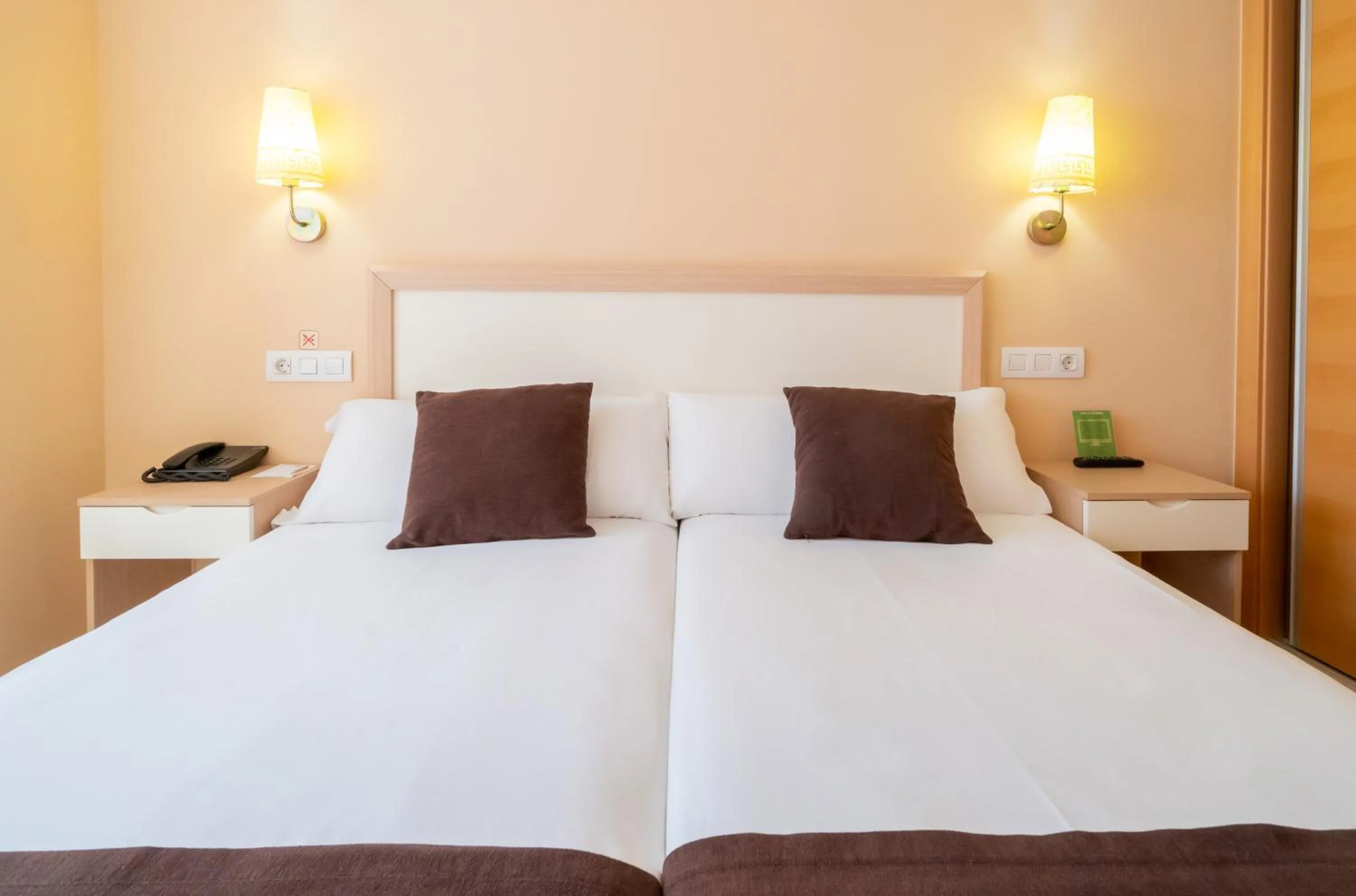 Photo of the whole room, Bed in La City Mercado