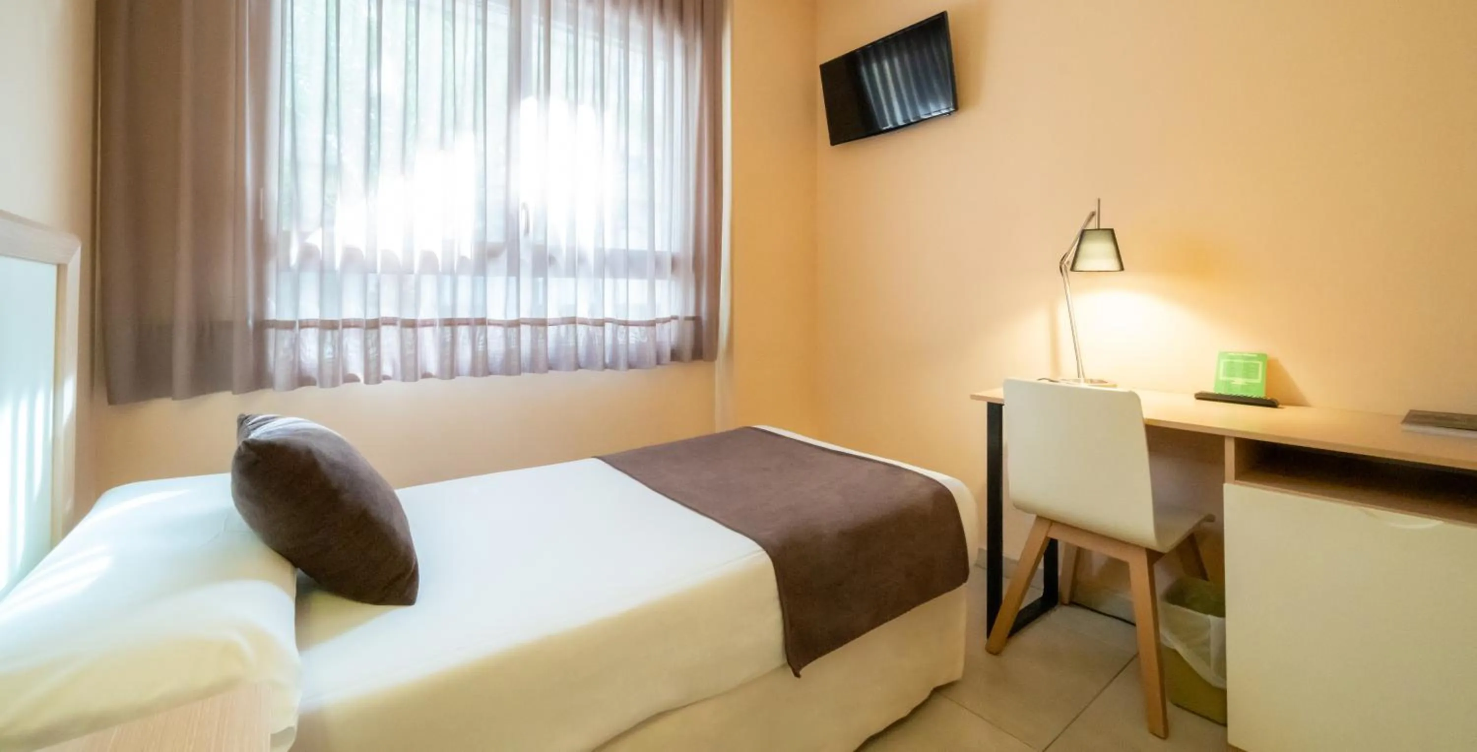 Facility for disabled guests, Bed in La City Mercado