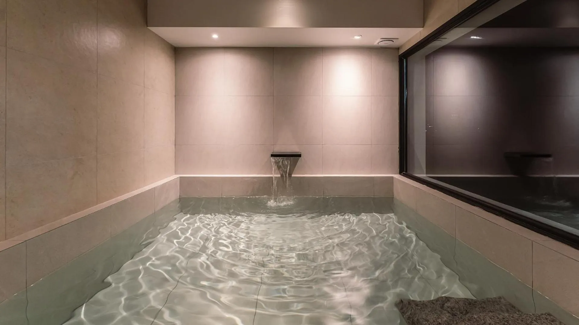 Swimming pool in Albescent Poolvilla