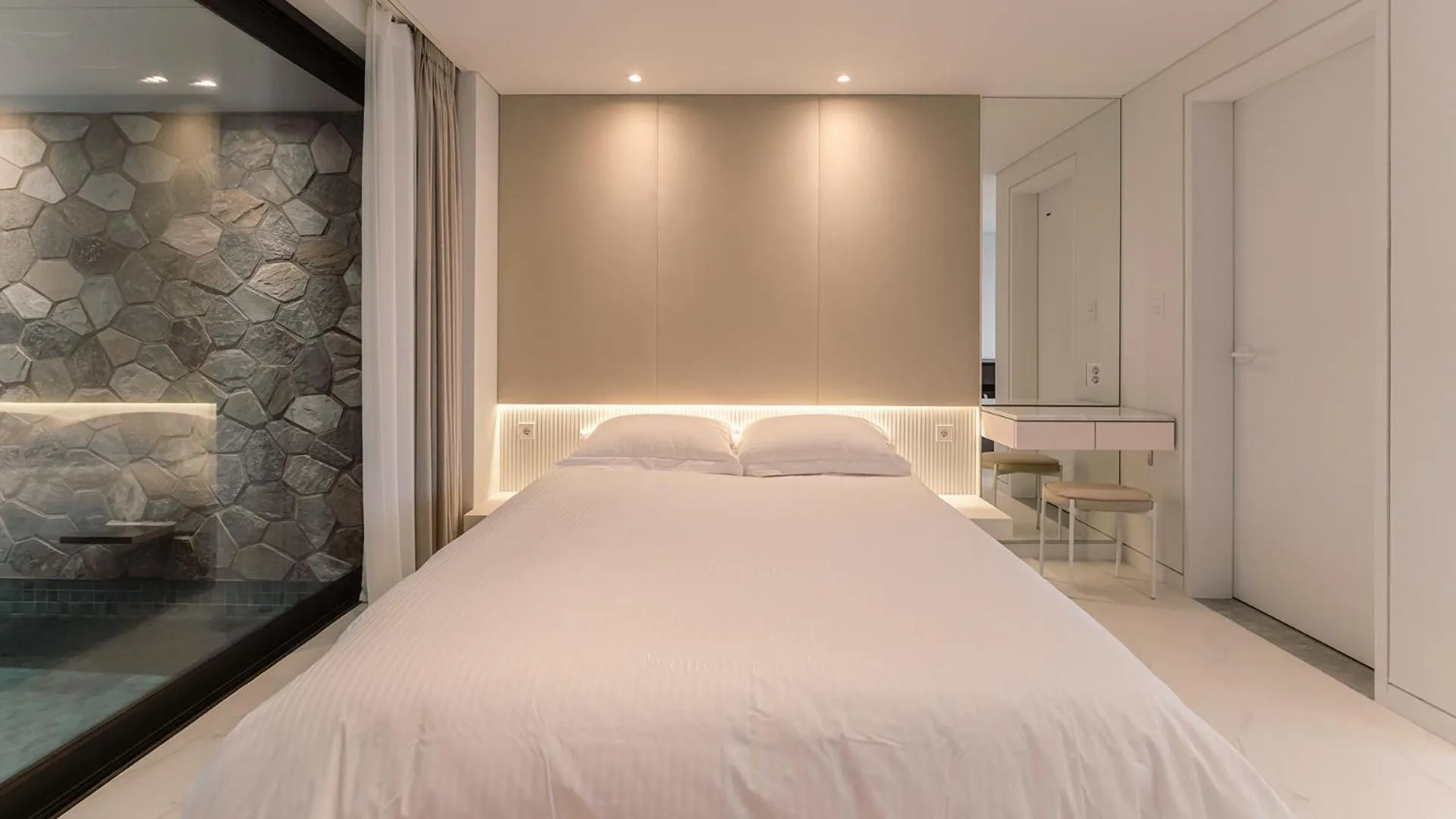 Bed in Albescent Poolvilla