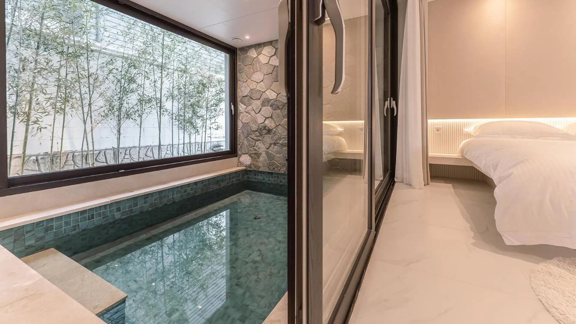 Swimming pool, Bed in Albescent Poolvilla