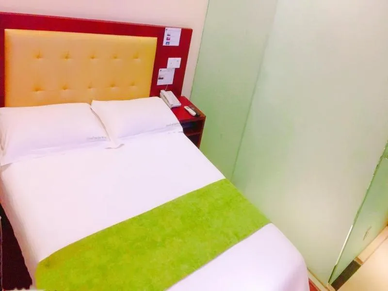 Bed in GreenTree Inn Shanghai Outlets National Convention Centre XuLe Road Shell Hotel