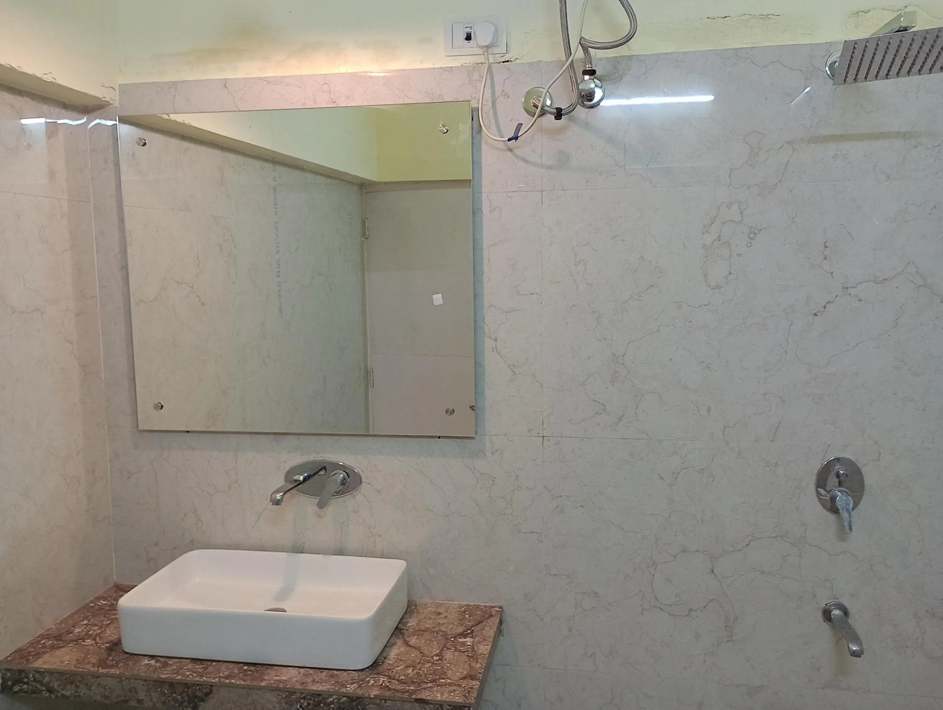 Bathroom in Hotel Airlines