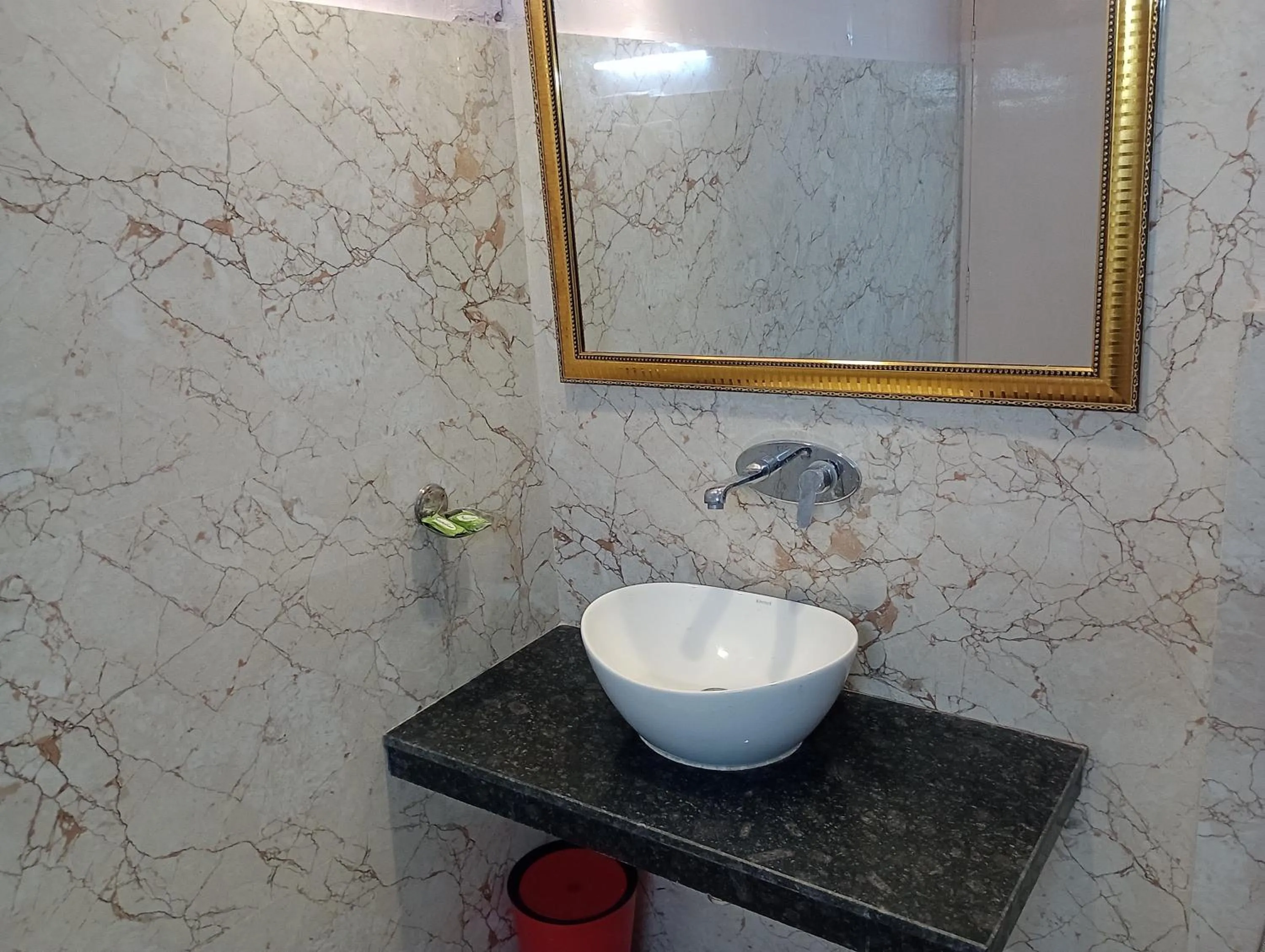 Bathroom in Hotel Airlines