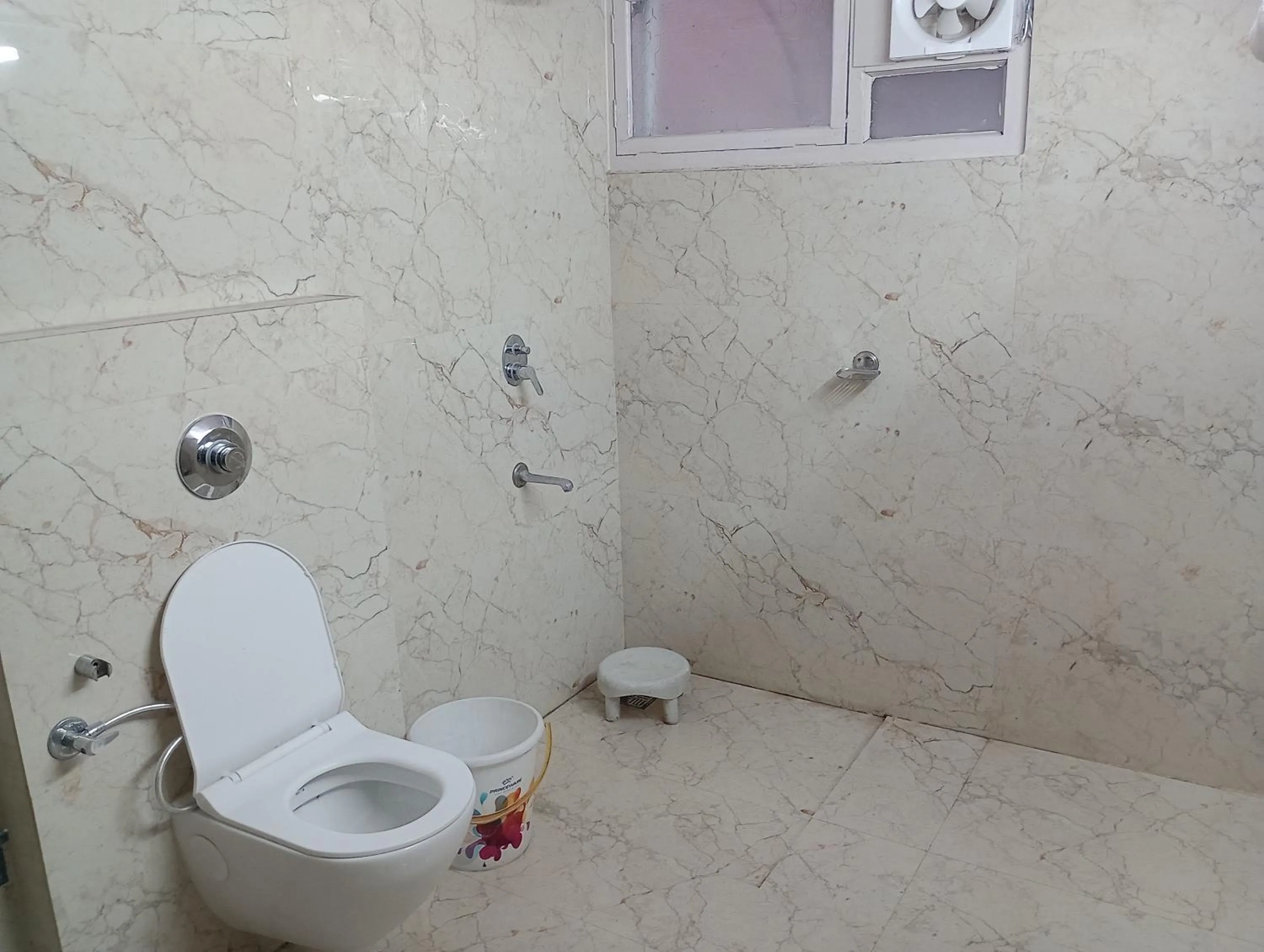 Bathroom in Hotel Airlines