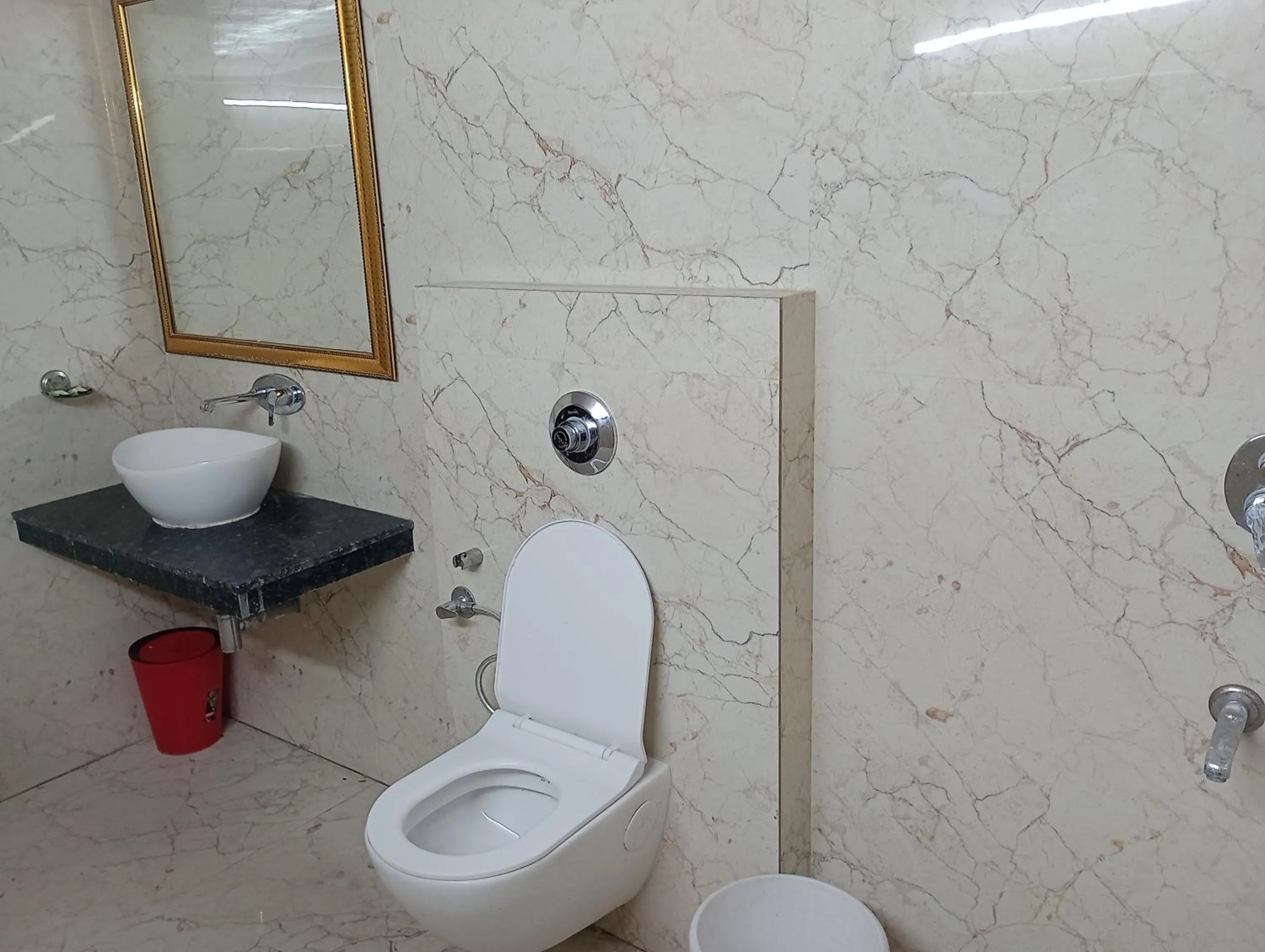 Bathroom in Hotel Airlines