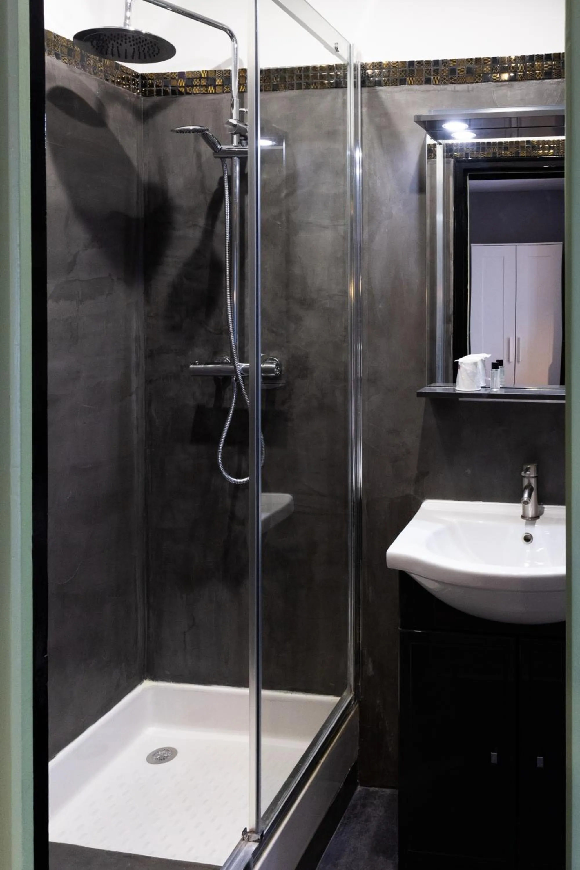 Shower in Hotel Luxia