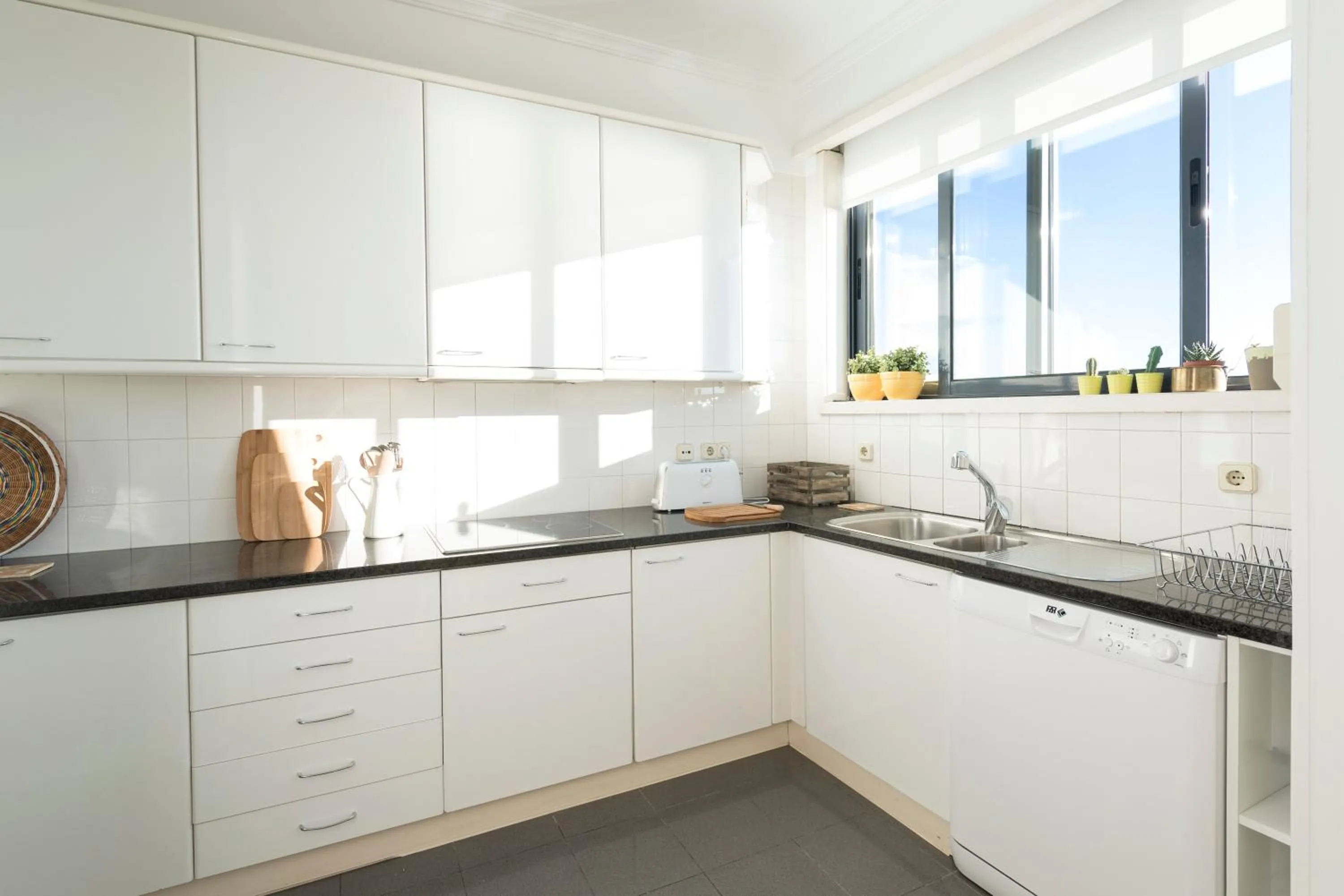 Coffee/tea facilities in LovelyStay - Porto Beach Apartment