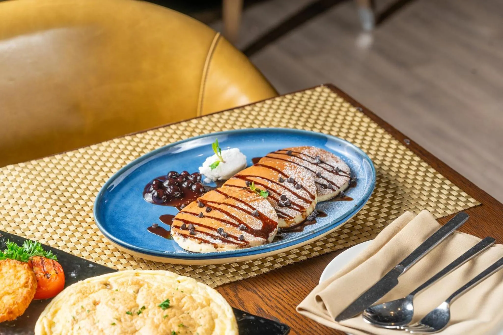 Restaurant/places to eat in Holiday Inn Kolkata Airport by IHG