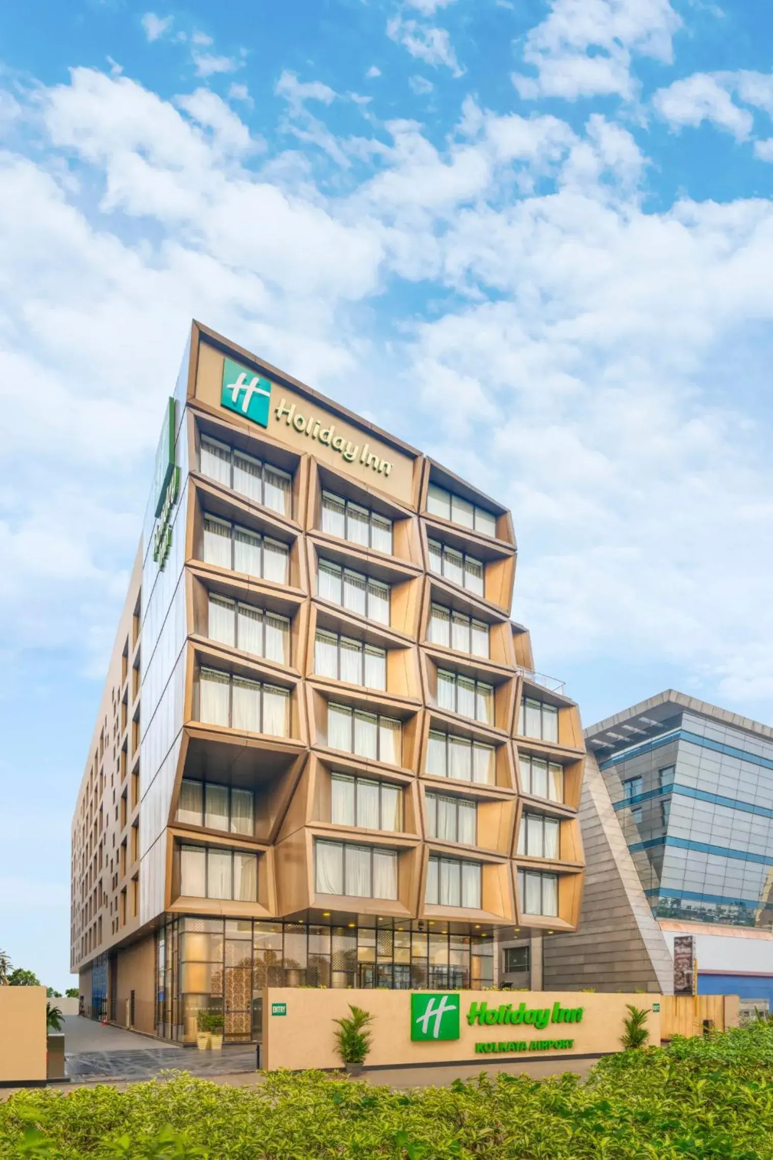 Property building in Holiday Inn Kolkata Airport by IHG Property building in Holiday Inn Kolkata Airport by IHG