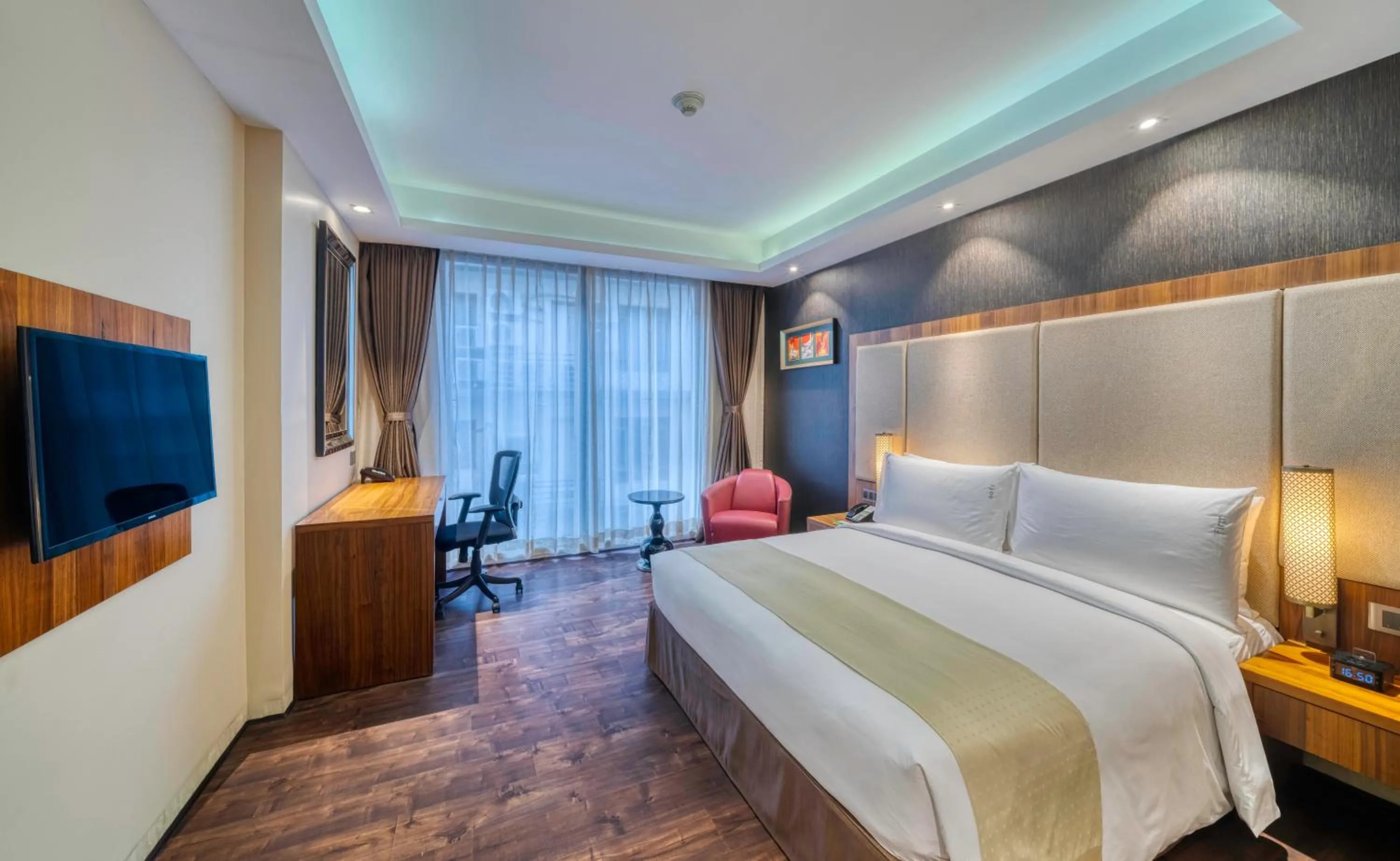 Photo of the whole room, Bed in Holiday Inn Kolkata Airport by IHG