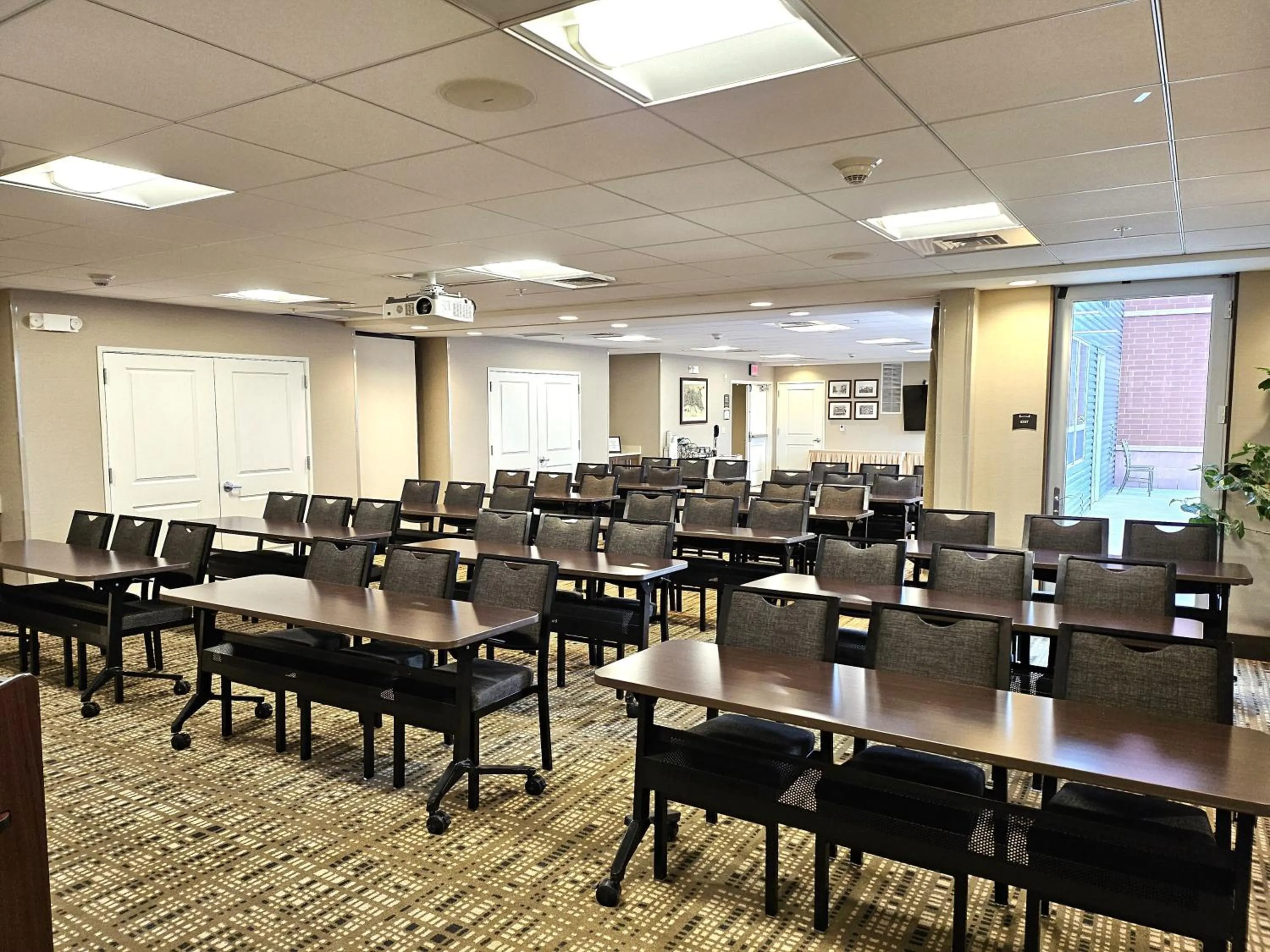 Meeting/conference room in Staybridge Suites Marquette by IHG