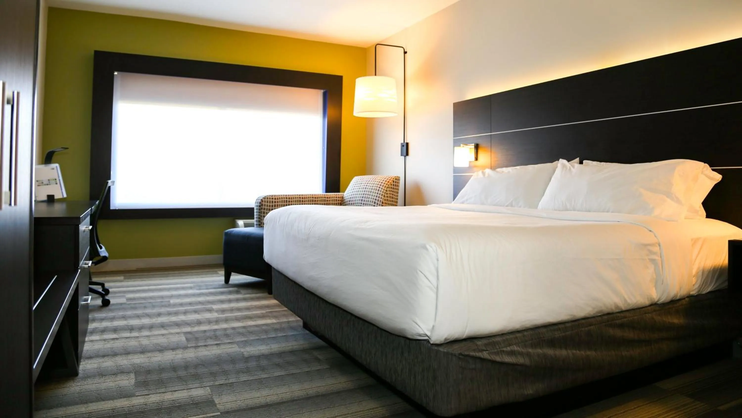 Photo of the whole room, Bed in Holiday Inn Express & Suites Kingston-Ulster by IHG