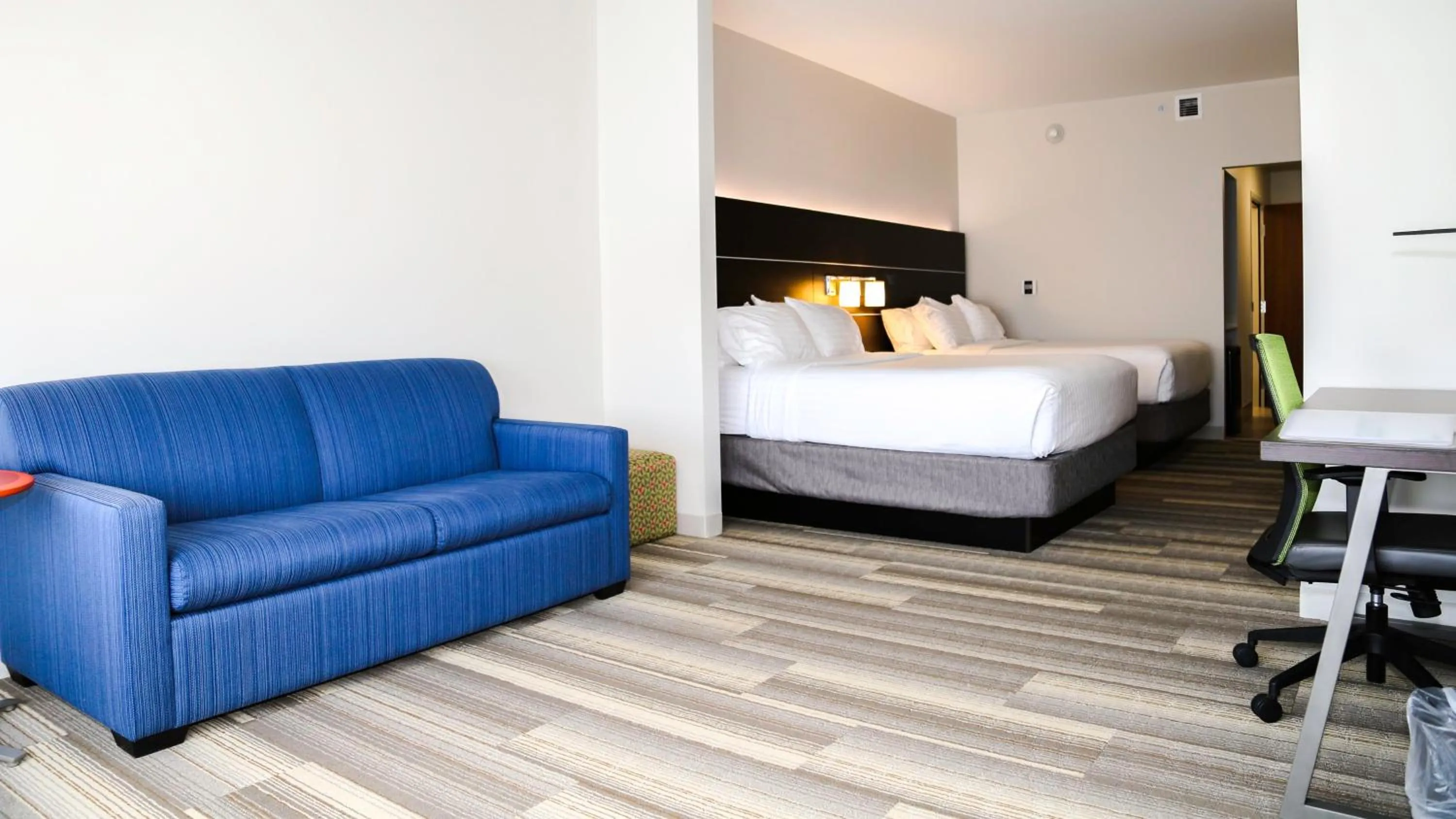 Photo of the whole room, Bed in Holiday Inn Express & Suites Kingston-Ulster by IHG
