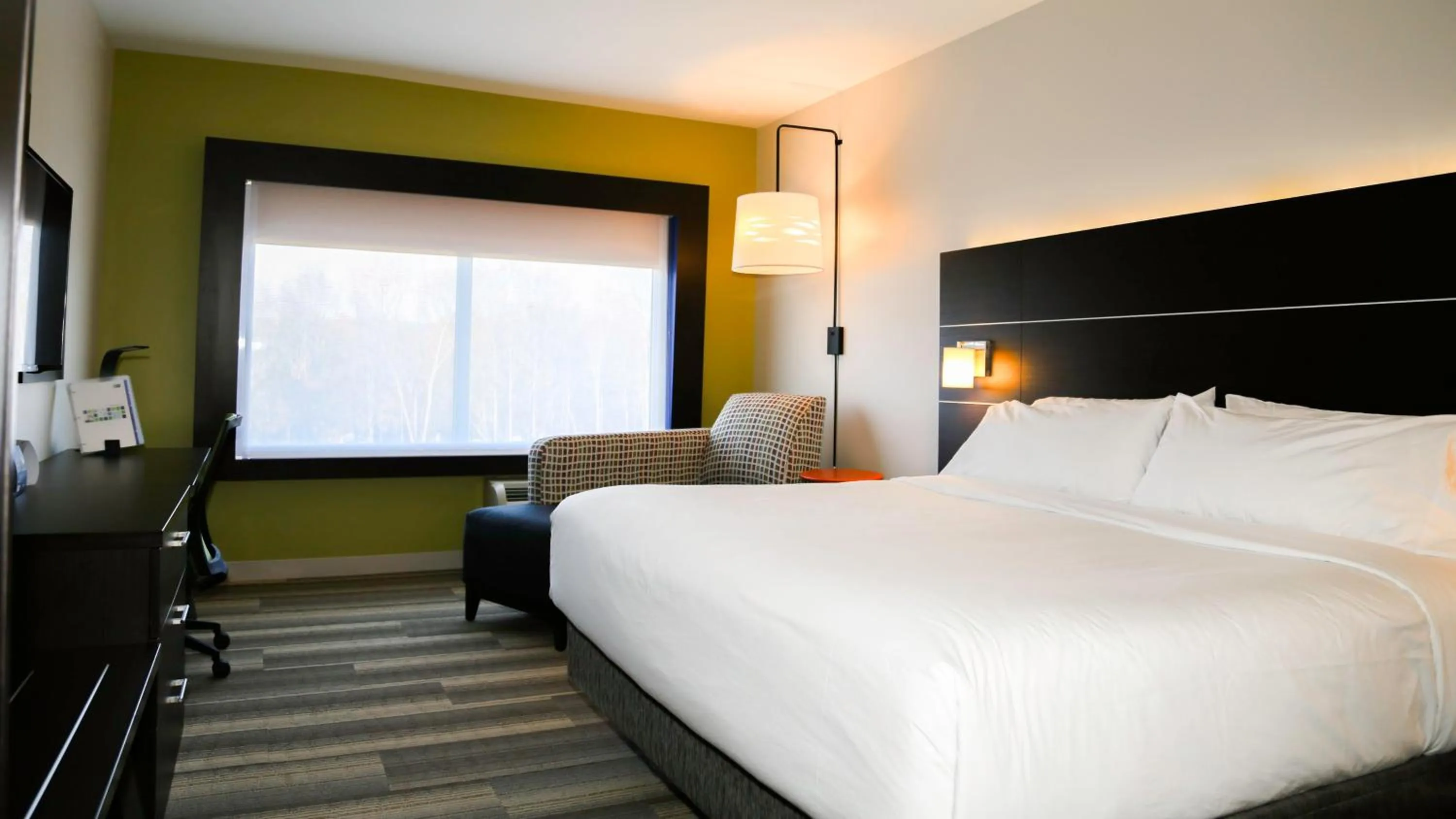 Photo of the whole room, Bed in Holiday Inn Express & Suites Kingston-Ulster by IHG