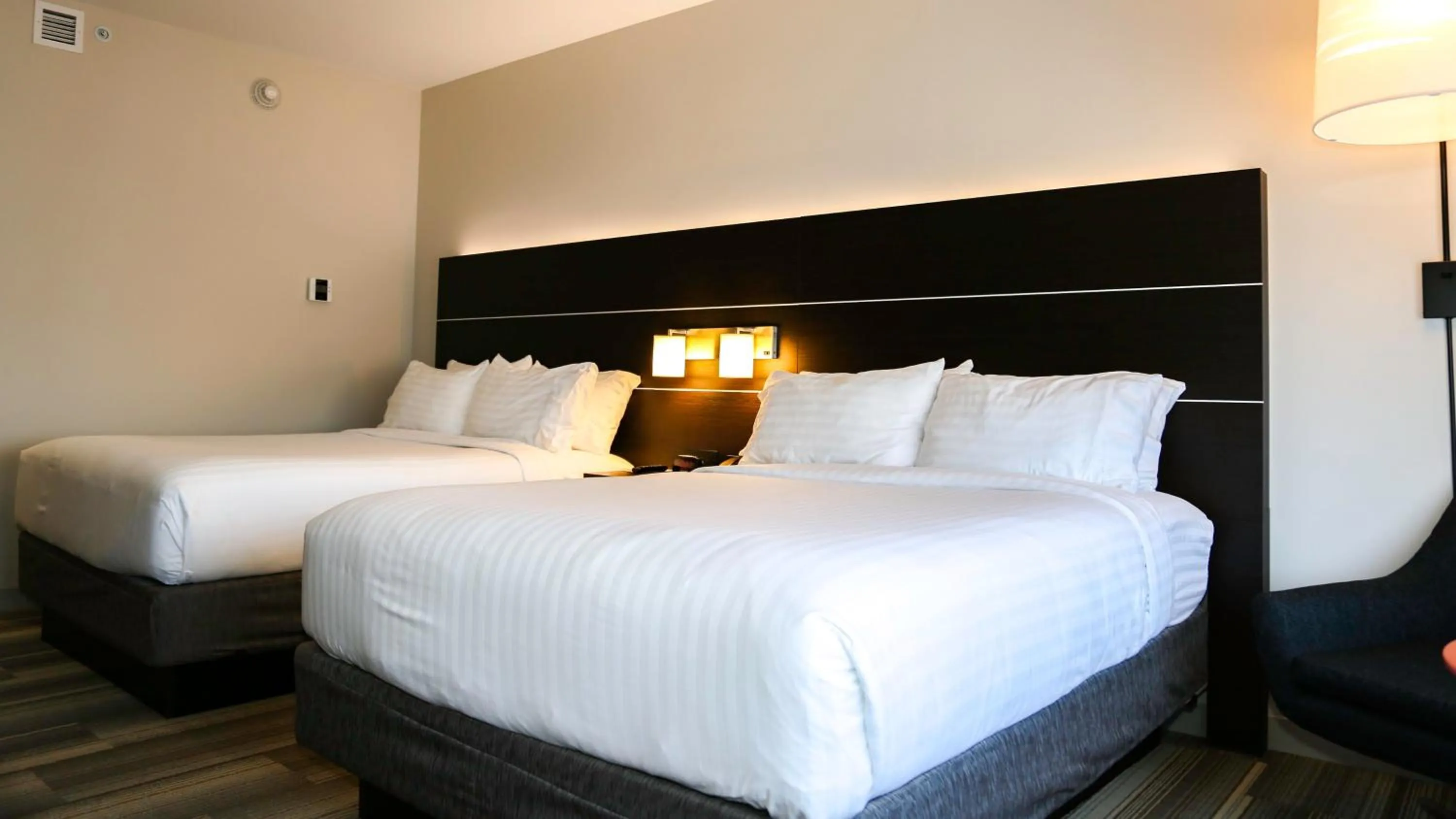 Photo of the whole room, Bed in Holiday Inn Express & Suites Kingston-Ulster by IHG