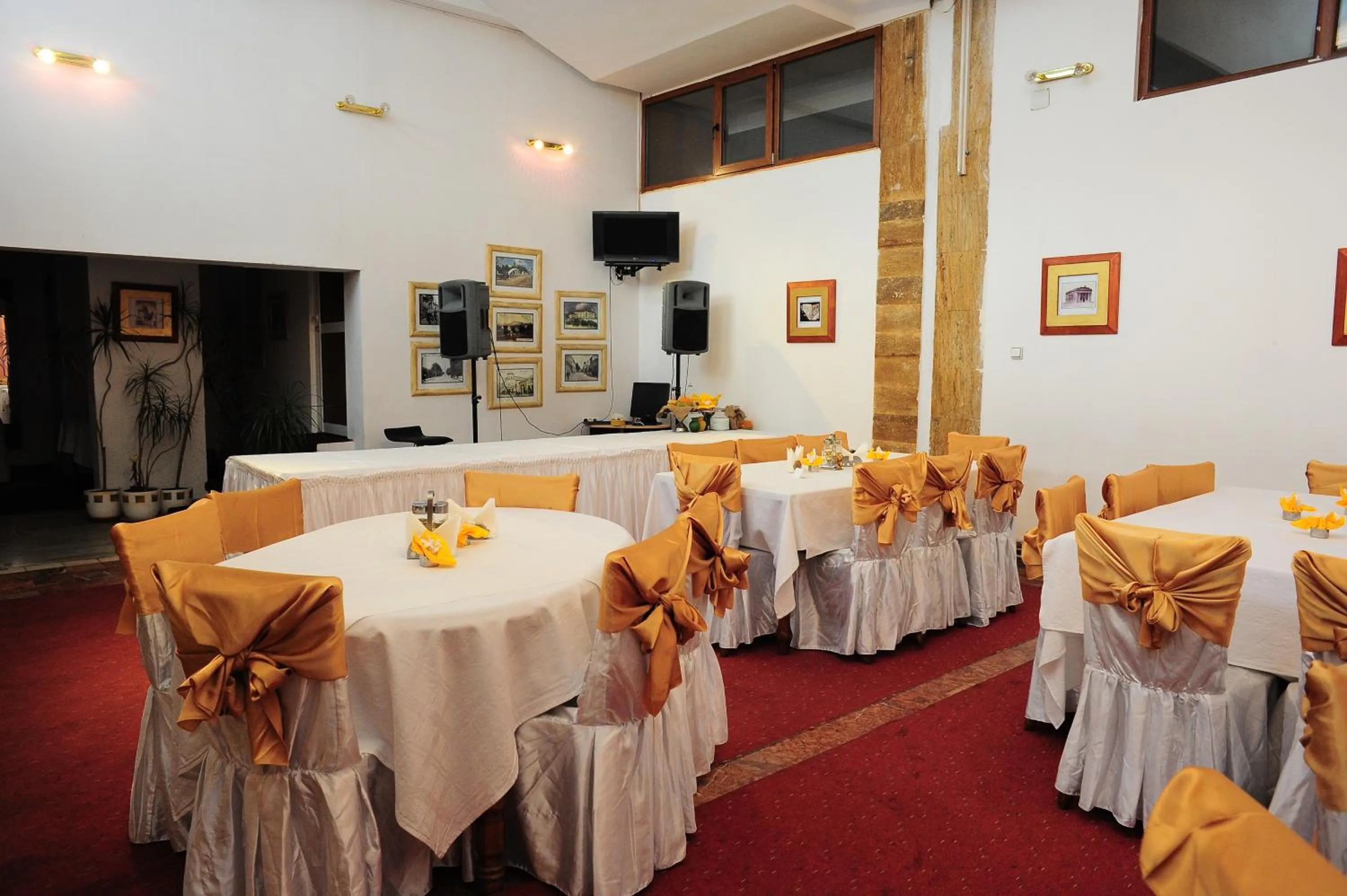 Restaurant/places to eat in Hotel Gorj